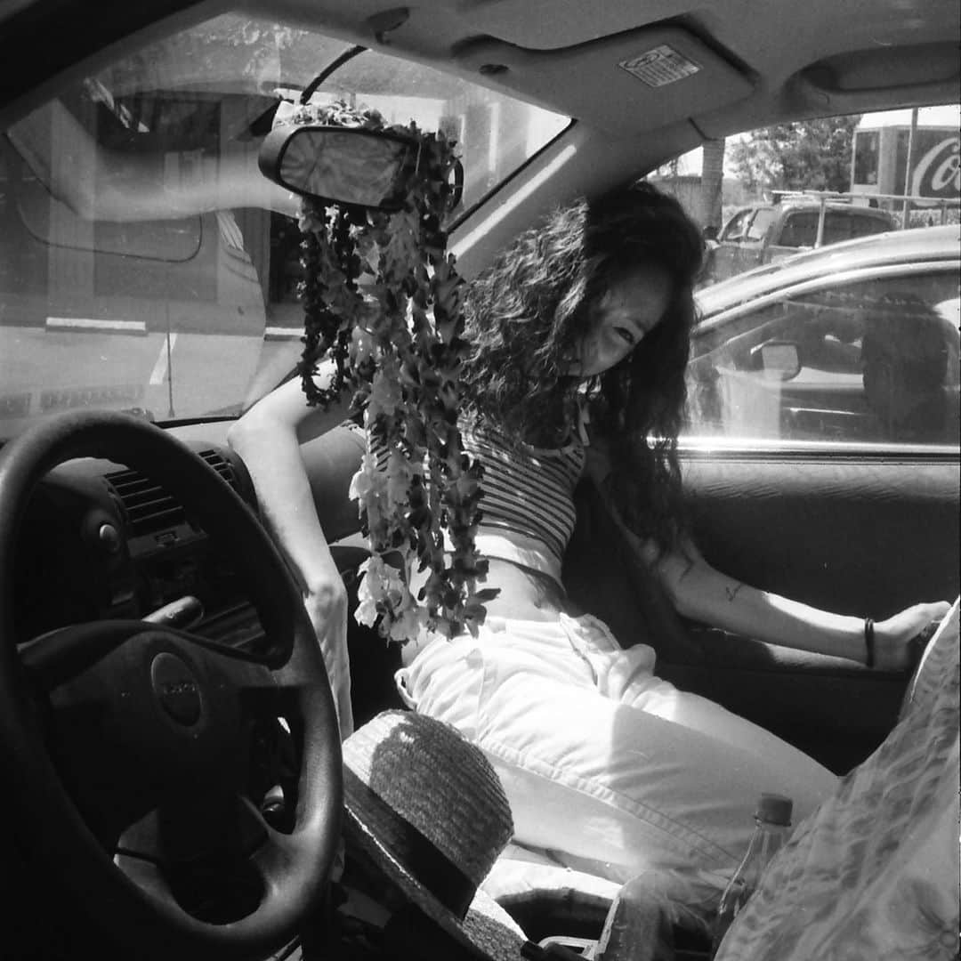 UlalaGirlのインスタグラム：「Passenger seat is my favorite seat. Don’t let me be hungry and drive, please. . 📷 @hi_na_k0」