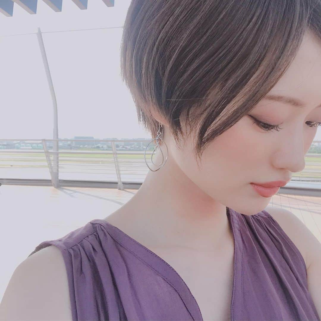 長澤愛さんのインスタグラム写真 - (長澤愛Instagram)「. . 昨日 数億年ぶりに 自宅でカラーリングしたよ💇‍♀️◎ . 全然傷んだ感じしないし ちゃんと理想のアッシュ系になったから 宅染めもたまには悪くないな〜と😂👏 . なんかいい感じに大人っぽくなった気がする💋 . . #hair #haircolor #アッシュ #アッシュベージュ #ヘアカラー #セルフカラー #ショート #ショートヘア #ハンサムショート #ショートカット #今日のメイク #make #makeup #大人ショート #大人メイク」6月13日 17時13分 - mnm_11.7