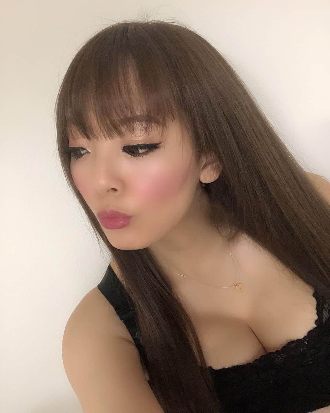 Hitomi（田中瞳）さんのインスタグラム写真 - (Hitomi（田中瞳）Instagram)「髪の毛暗くしました^_^ トリートメントもしてくれてサラサラです😊いつもありがとうございます😊 @reihi1018」6月13日 17時11分 - official_hitomitanaka