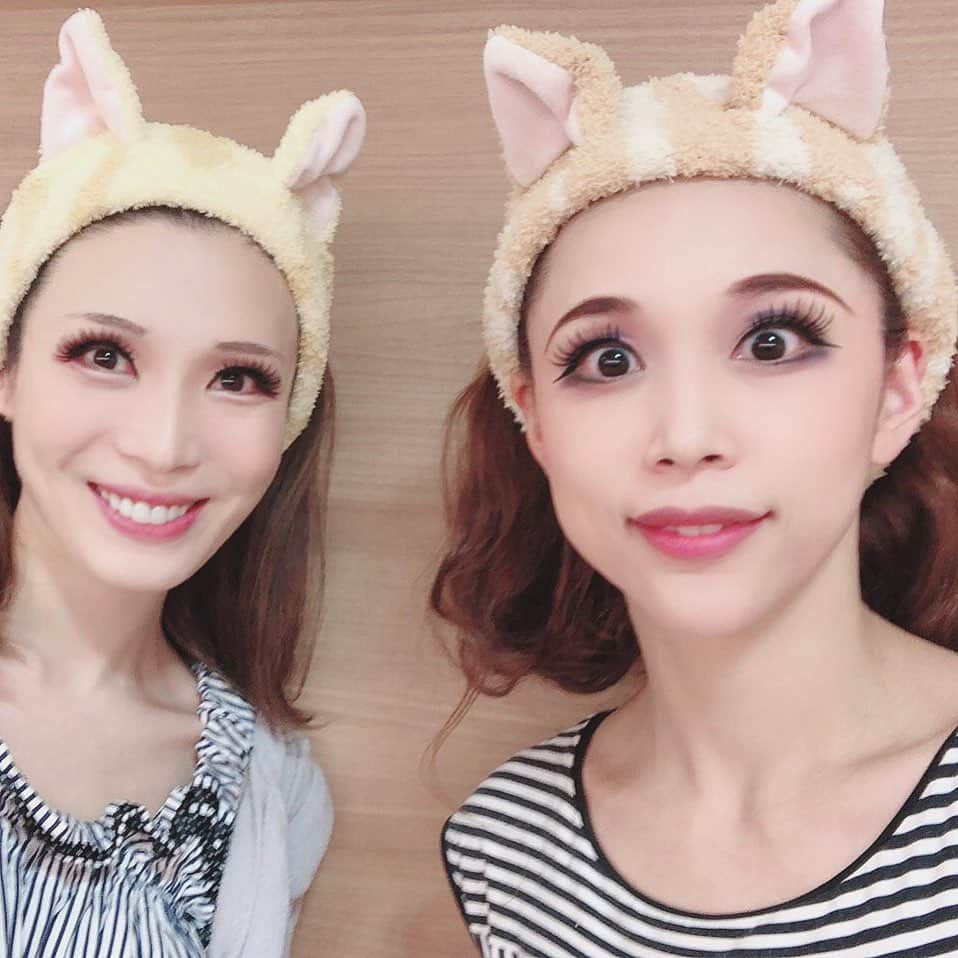 真瀬はるかさんのインスタグラム写真 - (真瀬はるかInstagram)「楽屋ご一緒の山田裕美子パイセン！ . . Pしゃん(←愛称ね)とシマシマ楽屋着&猫耳ヘアバンド被ったのー！！ . . 皆さん割と気付いてない方多いけど、山田裕美子氏は元雪組の夢華あやりさんと同一人物だからね。 そこんとこヨロシクです☺︎ . . めちゃ面倒見が良くて、いつも楽屋で笑いを提供して下さるPしゃん、精神病院の場面では犬猿の仲ですが(笑)楽屋では仲良くしてもらってます♪ . . エリザベート、残り100回！！ まだまだ頑張るよ〜！！！ . . #エリザベート #帝国劇場 #楽屋にて #山田裕美子 さん #Pさん #夢華あやり さん #今日もマチソワ #ボーダー楽屋着 #猫耳 #ヘアバンド #タカラジェンヌ #宝塚OG #今回のエリザ #元ジェンばっかり #真瀬はるか #☺︎」6月13日 17時21分 - harukamanase_official