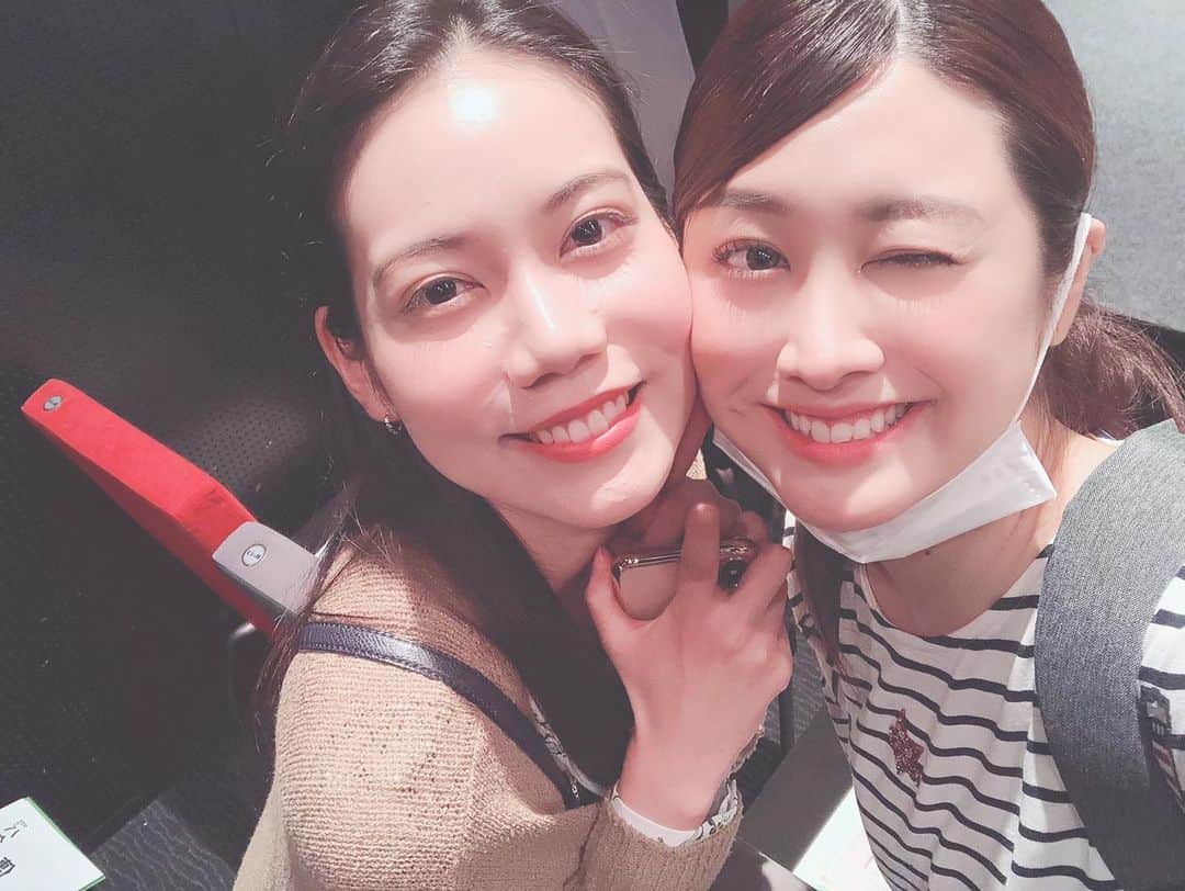 松山愛里のインスタグラム：「先日、飛鳥凛ちゃんが出演している 舞台『バクステ!!』を観劇してきました！ ミュージカルの舞台の裏側、スタッフルームで巻き起こる裏方さんたちのお話。 凛は照明助手役で、サバサバとかっこよく仕事をこなすスピード感のある動きに、 あ、見たことある！！いるよ、いる！！ と何度も心の中で叫んでた👏🏻笑 舞台裏を知っているからこそ楽しめることもあって面白かったなぁ✨日曜まで公演頑張ってー！！💪🏻🧡 #バクステ#舞台#赤坂レッドシアター#飛鳥凛」