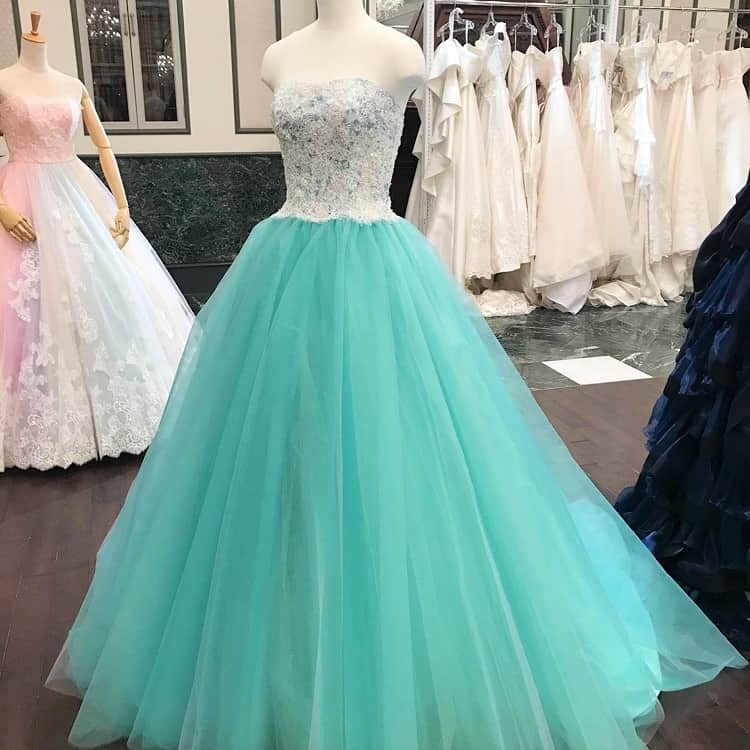 ホテルモントレウェディング【公式】 のインスタグラム：「♥ ￣￣￣￣￣￣￣￣￣￣ @montereyweddingをフォローして 『 #モントレ花嫁 』『 #ホテルモントレ』の タグをつけて投稿してくださいね＊*. . テーブルクロスの色で ぐっと引き立つグリーンのカラードレス＊ 色の濃淡で雰囲気が変わりますね！ . ◆ホテルモントレ公式HPはこちら* https://www.monterey-wedding.jp . #モントレ #モントレ花婿  #dressy花嫁 #プレ花嫁 #marry花嫁 #卒花 #marryxoxo #wedding #weddingceremony #weddingreception #weddingparty #weddingdress #dress #flower #weddingbouquets #プラコレ #結婚式場 #ウエディングニュース  #日本中のプレ花嫁さんと繋がりたい #結婚式 #パーティー #披露宴 #ホテルウェディング #ウェディングドレス #カラードレス #ドレス迷子 #ドレス」
