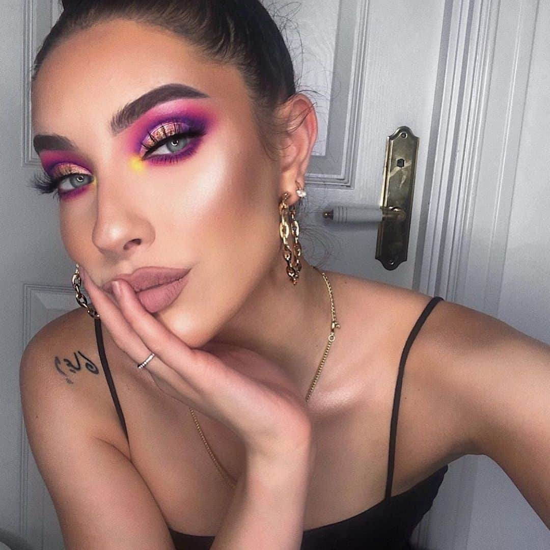 Anastasia Beverly Hillsさんのインスタグラム写真 - (Anastasia Beverly HillsInstagram)「Beautiful @khindahawari  BROWS • #BrowWiz in Ebony & Dipbrow Gel in ‘Dark Brown’ ⠀  EYES • Eye Primer & #ABHxAlyssaEdwards Palette  FACE SET •  #DewySet Setting Spray. ⠀ ⠀」6月13日 17時22分 - anastasiabeverlyhills