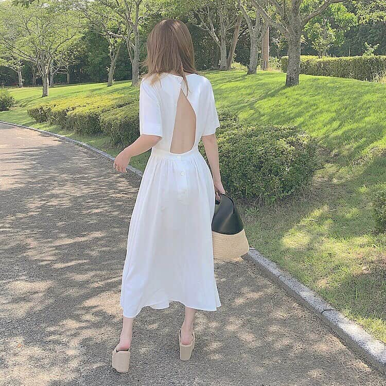 Maiさんのインスタグラム写真 - (MaiInstagram)「・ 今日は背中パッカーンの可愛いワンピース👗🌷 ・ コーディネートの詳細はブログに書いてます🌿 #ootd #ワンピース #ウエッジソール #amail #celine #celinebag #かごバッグ ・ こういう洋服の時のインナーについても一緒にブログに書いてます😌」6月13日 17時23分 - maimaimai1016