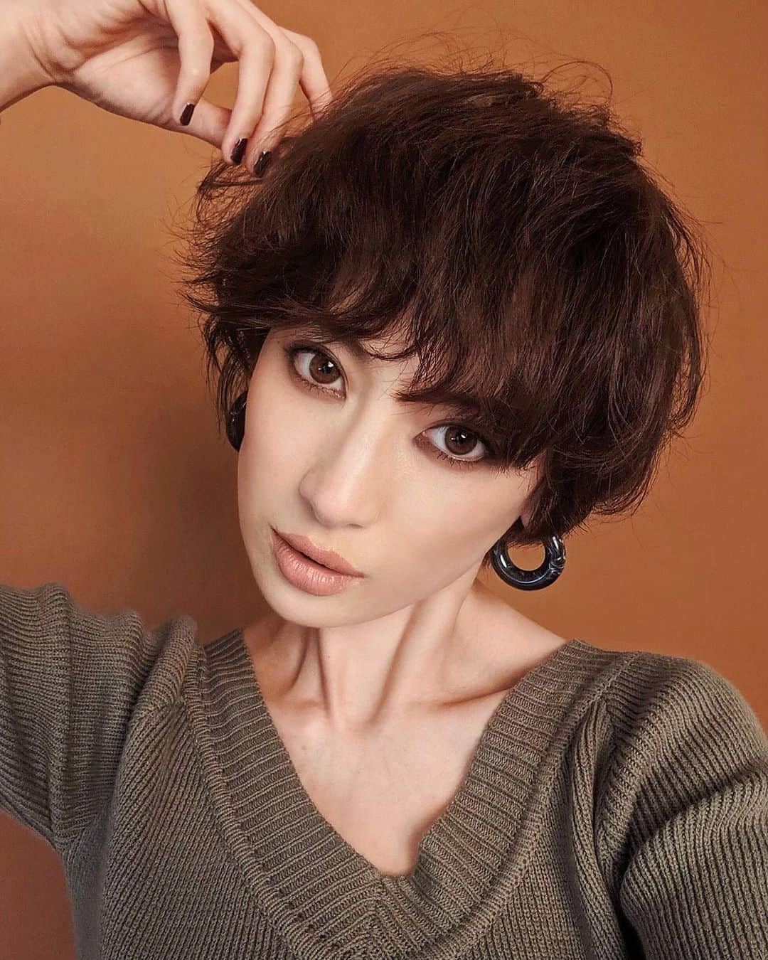 ソンイのインスタグラム：「GYDA撮影メイク🥀🧡﻿ 秋冬服なので囲み目メイクにヌーディリップで、合わせてカラコンも久々してみた👌🏾﻿ 自分じゃセットできないこのヘアスタイルも好き🧡﻿ @naya__hairmakeup ちゃん可愛いヘアメイクをありがとう🥰💗 ﻿ 産後に雑誌の「Pre-mo」さんや「ひよこクラブ」さんなど息子と一緒の撮影はしていたけど、妊娠前と同じようなファッション撮影も再開させていただきました🥺🔥 ﻿ 復帰1発目は @gydajp さんの撮影でまた呼んで貰えるだけでも嬉しいのに、撮影後に「おかえりなさい」のケーキまで🎂﻿お仕事の現場でのおかえりなさいって言葉が嬉しすぎて😢😢😢﻿ ﻿ クライアントさん、マネージャーさん、子守してくれてる姉、応援してくれるフォロワーさん。。。などなど改めて皆様からのサポートに感謝の気持ちでいっぱいで、大好きなお仕事をさせて貰える幸せを感じる日々です🥺﻿ ﻿ GYDAさんのお洋服サイズ小さいからドキドキだったけど、コーデ30体ぜーんぶ可愛くて撮影楽しすぎた🕺🏻﻿ 胸をできるだけ小さくするために、現場入り直前に車内で搾乳するというプチ工夫してます😂🍼 #GYDA #男の子ママ #産後2ヶ月 #仕事復帰 #撮影再開」