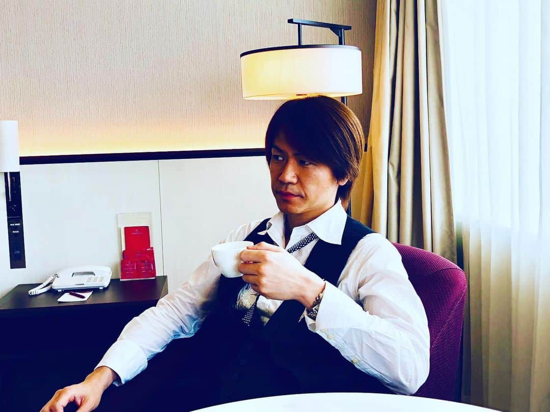 城咲仁さんのインスタグラム写真 - (城咲仁Instagram)「お仕事が終わり東京へ戻っております 実は、昨日、興奮して眠れなくなる出来事が、ありました ずっとファンで 人生で、絶対会ってみたい方にたまたま、お会いして握手をして頂きました😭感動‼️しまくり‼️ ただ、ビックネームすぎて、その方のSNSでは、居場所を明かしてないので、伏せさせていただきます いつか、発表できる日が、来たら書くかもです😭 #城咲仁  #憧れ #カリスマ #人生の忘れられない日 #震えました」6月13日 17時28分 - shirosaki_jin_official