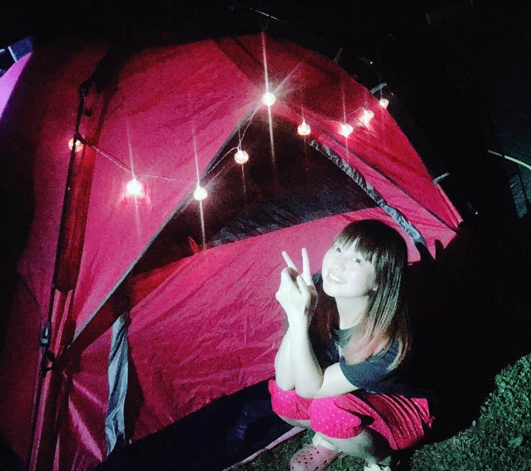 正田美里（みさみさ）さんのインスタグラム写真 - (正田美里（みさみさ）Instagram)「キャンプの夜って好き。 なんかワクワクするっ！！ ひとりの空間とか、静かな感じとか、自由な感じとか。 ピンクのテントをライトアップ！（笑）  #キャンプ #Camp #テント #ピンク #pink」6月13日 17時28分 - misamisaupiupi