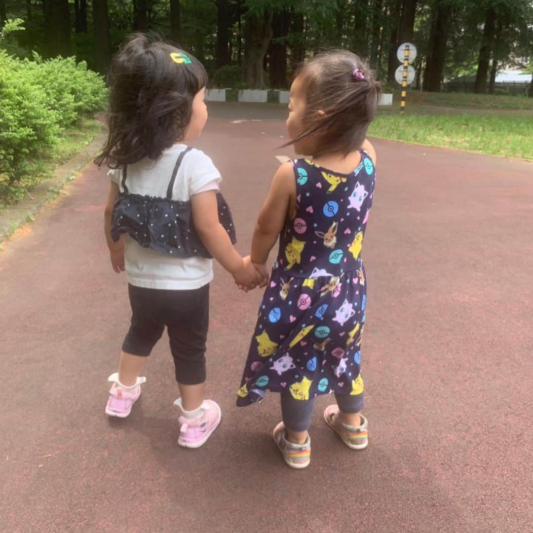 優木まおみさんのインスタグラム写真 - (優木まおみInstagram)「仲良く手をつないで走る2歳児さんたち^_^  あーかわゆい。  きゃっきゃ言っててかわゆい。  #2歳児さん #子育て」6月13日 17時31分 - yukimaomi