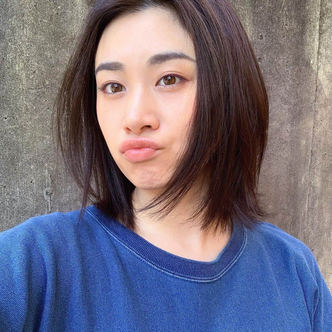 鈴木芳奈のインスタグラム：「最近、ノー加工写真ハマってますw 今日のお昼 暑すぎてこんな顔 日傘、忘れました… あ  つ  い」