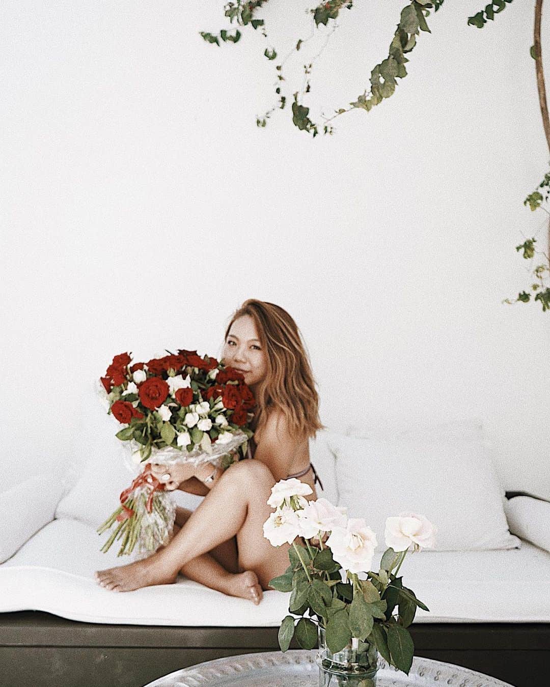 Manamiのインスタグラム：「Hello 33🌹🌹🌹🌹🌹 ㅤ 33歳なんてまだ信じられないけど、 いつも幸せに生きてます❤️ 私を作ってくれた両親、その両親を作ってくれたご先祖様、 私の人生を作ってくれている友達や大切な人たち、 全員に感謝する日。 きっと人生で今が一番最高で、 それを死ぬまで一生更新していくんだと思う❤️ ㅤ LOVE❤️ #Birthday #20190613」