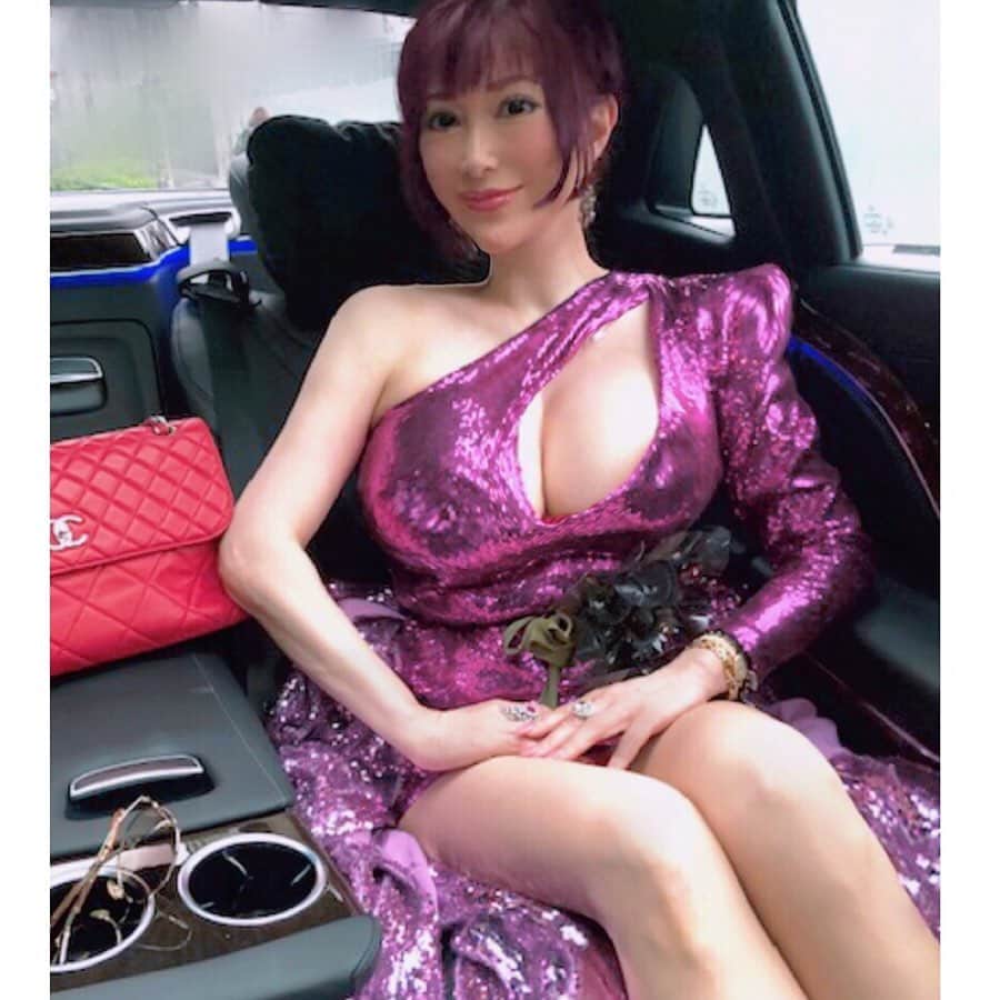 叶姉妹のインスタグラム：「人生は愛と至福に満ちている💖✨✨ 「至福」は 人生において すべての 愛とともに 自然にあるものです。 「至福」とは、 感情ではなく 存在の状態です。 「愛の恍惚状態」を 「至福」と呼びますが、 それは ロマンスだけが ひきおこすことではなく 例えば 日常の 一杯のティーがもたらす 究極の喜びも 至福のひとときです。💋✨ さて、これは、 私の好きなファビュラスな姉の格言の ひとつですよ。😊💖 こちらには、 以前にもご紹介いたしました ファビュラスな姉の格言や言葉を 繰り返し期間をあけて ご紹介することがあります。 それは、 一度ご覧になっている内容でも 見る時のコンディションや環境、 ご自身の変化や進化などによって 同じ内容でも まったく違う 新しさや発見があるからですよ☺️💖 『人生には 二度と同じ日は ないのですから。』 という ファビュラスな姉の考えからですよ。 それと、 はじめて読む知らない方々も たくさんいらっしゃることと。 わたくし達の愛する大切な皆さん、 初夏の気配が… また急に肌寒くなったり くれぐれもご自愛くださいね🌹✨ #amazing #heavenly #バラの香り  #ジョルノ #ブチャラティ #ジョジョ  #ドッピオ #黄金の風 #ディアボロ #precious  #fabulous #叶姉妹 #heaven #ファビュラス #宇宙 #jojo  #コミケ #叶 #叶ポージングエクササイズ #peace #peaceful #lgbtq  #至福 #幸運 #天使  #女神 #愛するあなたへ」
