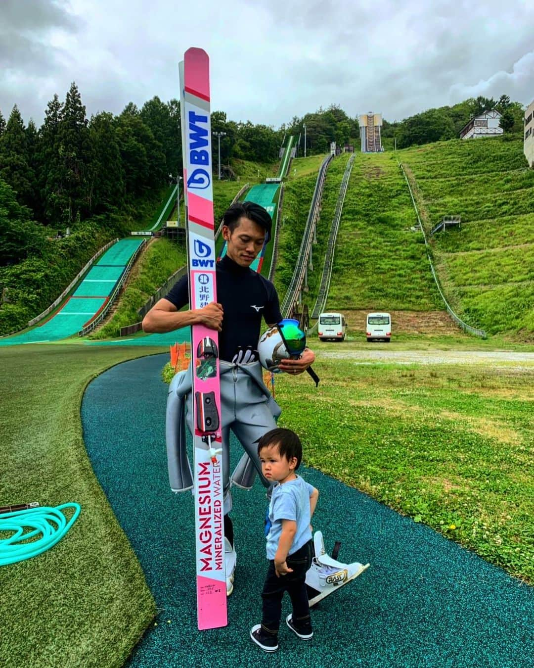 竹内択さんのインスタグラム写真 - (竹内択Instagram)「First jump at new team🤘 地元ジャンプ台からの景色がめちゃ最高よ？！！飯山といい、長野といい、とてもポテンシャルある街です🕵️‍♂️何かしたいな。 #iiyama #nagano #skijumping #firstjump #bwt #oakley #飯山市 #長野 #長野市 #長野県 #スキージャンプ #トレーニング #飯山市観光大使 #です笑 #実は #teamtaku #takutakeuchi #竹内択」6月13日 17時48分 - taqtakeuchi