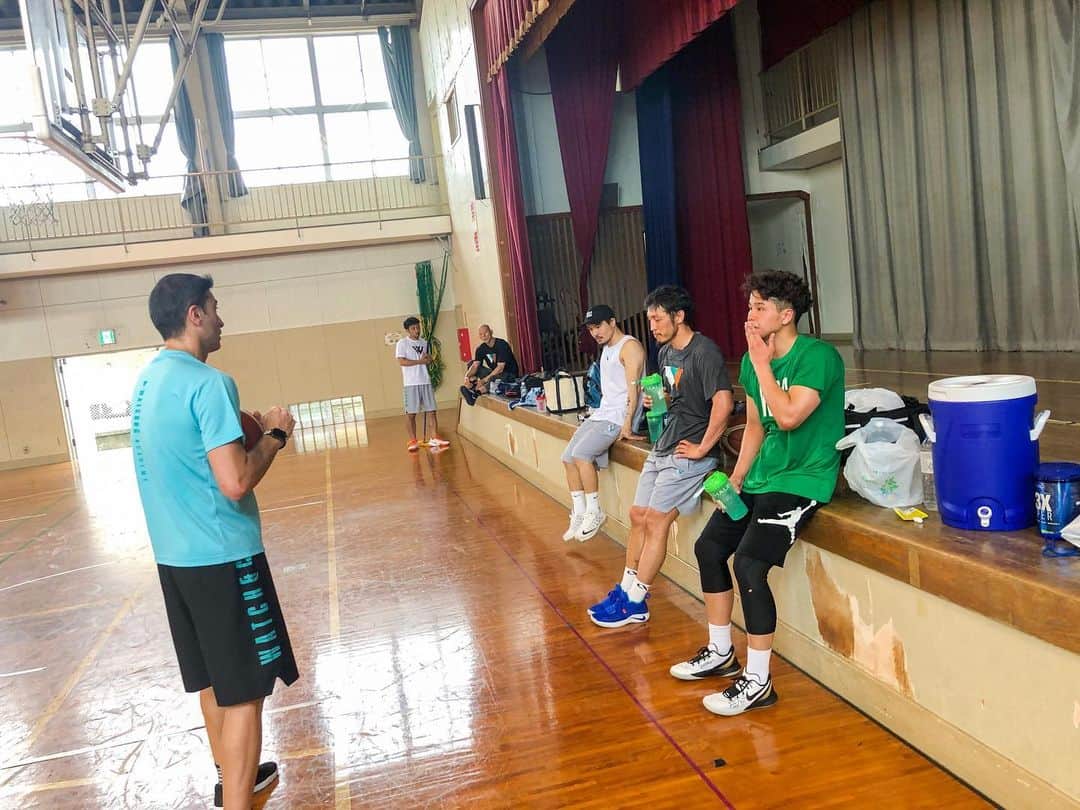 青木康平さんのインスタグラム写真 - (青木康平Instagram)「Watch&C procamp2019 in OKINAWA🏝  DAY6終了！！ 靴が脱げるアクシデントもありましたが、、笑 何とか乗り切りました！ この時期にプロ選手を指導するのは楽しい！  何をどこでゲームの中で使うのか。 バスケットボール1on1とはそう言う事です。 あくまで5on5の中で発揮されないと意味がない。NBAのコーチに良く言われました。  @tomokazu_abe @satoshi24 @iurgic @ark_official_ @elitusacademy @daichishimoyama8 @diceyamaguchi @giving.back.jf @sosuu @haleo_official  #watchandc#watchandcprocamp2019#OKINAWA  #watchandc#watchandcprocamp2019」6月13日 17時42分 - cohey11