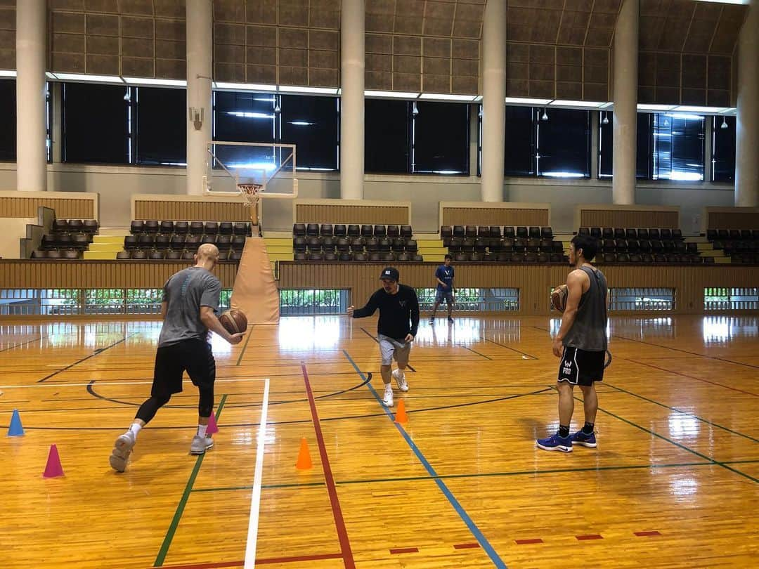 青木康平さんのインスタグラム写真 - (青木康平Instagram)「Watch&C procamp2019 in OKINAWA🏝  DAY6終了！！ 靴が脱げるアクシデントもありましたが、、笑 何とか乗り切りました！ この時期にプロ選手を指導するのは楽しい！  何をどこでゲームの中で使うのか。 バスケットボール1on1とはそう言う事です。 あくまで5on5の中で発揮されないと意味がない。NBAのコーチに良く言われました。  @tomokazu_abe @satoshi24 @iurgic @ark_official_ @elitusacademy @daichishimoyama8 @diceyamaguchi @giving.back.jf @sosuu @haleo_official  #watchandc#watchandcprocamp2019#OKINAWA  #watchandc#watchandcprocamp2019」6月13日 17時42分 - cohey11