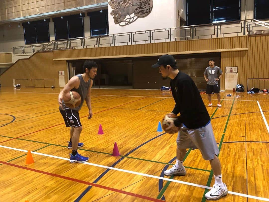 青木康平さんのインスタグラム写真 - (青木康平Instagram)「Watch&C procamp2019 in OKINAWA🏝  DAY6終了！！ 靴が脱げるアクシデントもありましたが、、笑 何とか乗り切りました！ この時期にプロ選手を指導するのは楽しい！  何をどこでゲームの中で使うのか。 バスケットボール1on1とはそう言う事です。 あくまで5on5の中で発揮されないと意味がない。NBAのコーチに良く言われました。  @tomokazu_abe @satoshi24 @iurgic @ark_official_ @elitusacademy @daichishimoyama8 @diceyamaguchi @giving.back.jf @sosuu @haleo_official  #watchandc#watchandcprocamp2019#OKINAWA  #watchandc#watchandcprocamp2019」6月13日 17時42分 - cohey11