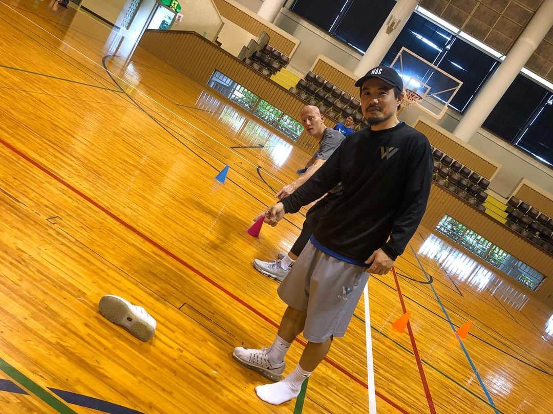 青木康平のインスタグラム：「Watch&C procamp2019 in OKINAWA🏝  DAY6終了！！ 靴が脱げるアクシデントもありましたが、、笑 何とか乗り切りました！ この時期にプロ選手を指導するのは楽しい！  何をどこでゲームの中で使うのか。 バスケットボール1on1とはそう言う事です。 あくまで5on5の中で発揮されないと意味がない。NBAのコーチに良く言われました。  @tomokazu_abe @satoshi24 @iurgic @ark_official_ @elitusacademy @daichishimoyama8 @diceyamaguchi @giving.back.jf @sosuu @haleo_official  #watchandc#watchandcprocamp2019#OKINAWA  #watchandc#watchandcprocamp2019」