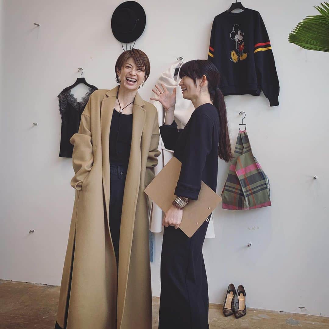 畑野ひろ子のインスタグラム：「@third_magazine 展示会。 やっぱり可愛いアイテムばかり😍 絶妙な白のコートは、@cozcozrin とのコラボ商品！素敵！！ 以前購入して大活躍のイヤホンも、新色カラー発見し、もちろんチェック❤️ @saikoinsta ❤️❤️❤️」