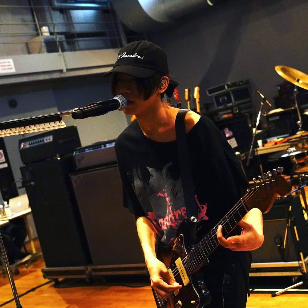 [ALEXANDROS]さんのインスタグラム写真 - ([ALEXANDROS]Instagram)「今週末はいよいよツアーファイナルです。﻿ リハで新作グッズを着てみました。﻿ 個人的に好きなのはこのキャップ。﻿ めちゃかわいいやん。﻿ ﻿ 洋平  #alexandros #sleeplessinjapantour #さいたまスーパーアリーナ #goods #merch #tee #cap」6月13日 17時50分 - alexandros_official_insta