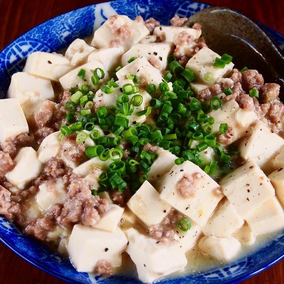 メシ通さんのインスタグラム写真 - (メシ通Instagram)「赤くないけど、おいしいです。 柚子こしょうで攻めてみたら、クセになりそうです。 “麻婆豆腐の素”は出番ナシ。店のまかないでよく作ってる「白い麻婆豆腐」【ヤスナリオ】 https://www.hotpepper.jp/mesitsu/entry/yasunario/19-00034  #mesitsu #メシ通 #グルメ #豆腐 #麻婆豆腐 #ビールに合う #ご飯に合う #柚子こしょう #簡単 #レシピ #レシピブログ #ヤスナリオ #東京 #tofu #mapotofu #mapodoufu #gowellwithbeer #easy #delicious #recipe #recipeblog #japan #tokyo #yasunario #dumplingpepper」6月13日 17時59分 - mesitsu