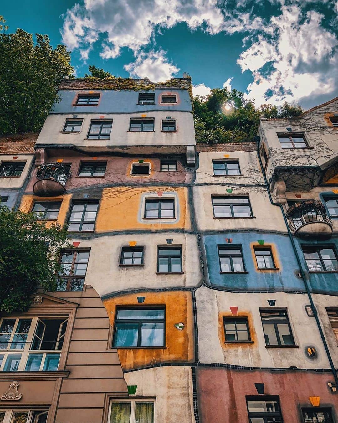 Wien | Viennaさんのインスタグラム写真 - (Wien | ViennaInstagram)「Let’s bring some colours to your Instagram Feed. The amazing Hundertwasser House located in the third Viennese district was built between 1983 and 1985. It’s considered one of the architectural Highlights in Vienna. Have you ever seen a building design by Hundertwasser in person? 🌈🌤 by @imantallo #ViennaNow」6月13日 18時01分 - viennatouristboard