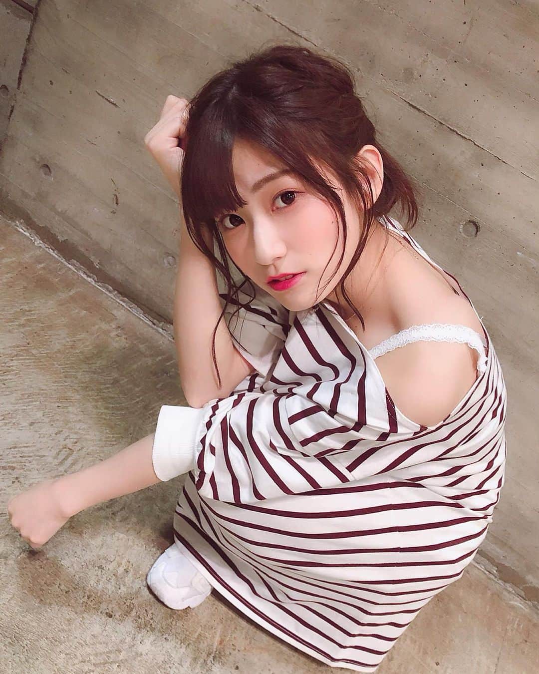 朝日花奈のインスタグラム：「撮影会のお洋服✨  ワンショルどうかなぁ。。。？ 普段肩とか出さないからレアです🙊💕 オバーサイズのお洋服が好き♡♡♡ 06.08 @幕張メッセ」