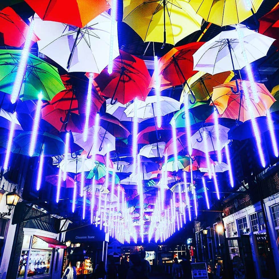 ローチケ（ローソンチケット）さんのインスタグラム写真 - (ローチケ（ローソンチケット）Instagram)「カラフルな傘☂️と約1250品種のあじさいで梅雨が楽しくなる💕長崎・ハウステンボス（@huistenbosch_official）🎁ハッピーハウステンボスキャンペーン実施✨  長崎・ハウステンボスでは、日本最多💥あじさい1250品種が街を彩り✨直径約3メートルのあじさいドームの万華鏡空間が登場🌟あじさい祭りが開催中です  夜には🌃イルミネーションが華やかに演出✨初夏・夏の光の王国が行われています🎶  さらに現在、年間パスポート🎫が毎日ペアで当たるインスタグラムキャンペーン実施中🎁ハウステンボスでみつけたハッピー💕をインスタにてハッシュタグ「 #ハッピーハウステンボス 」をつけて投稿🤳すると、毎日ペア1組の方に年間パスポートが当たます‼️ぜひご参加ください。  ローチケでは1DAYパスポートをはじめとした入場チケットを販売中です🎟️ 詳しくは 「ハウステンボス　ローチケ」でネット検索📲  #ハウステンボス #傘 #huistenbosch #長崎 #梅雨 #長崎観光 #フォトスポット #フォトジェニック #あじさい祭り #プレゼント企画 #イルミネーション #夜景ら部 #キラキラ #家族でお出かけ #週末旅行 #雨 #nagasaki #nagasakilovers #nagasakigram #illumination #umbrella #travelgram #☂️ #ローチケ #lawsonticket」6月13日 18時02分 - lawson_ticket