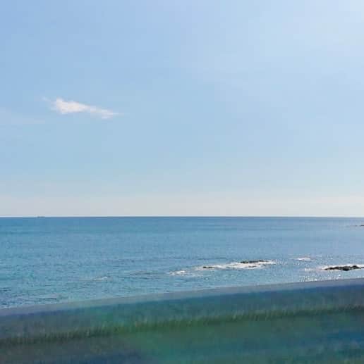 和田益典さんのインスタグラム写真 - (和田益典Instagram)「◆ 昨日見た「印南の海」 . 〽️ いなみの海の小さな島～♪ . . っと！ . 久しぶりにちゃんと海を見た気がする。 . . 海は良い！ . 太平洋は素晴らしい！ . シンプルな話だが、水平線を見ると 「地球におる！」 って感じがするよねー。 . . 何れの写真も、昼の移動中に助手席から撮った写真なので、アングルとか全部オワットルけど、まぁ雰囲気だけでも伝われば。 . . . #海 #海辺 #印南町 #印南 #和歌山 #紀州 #太平洋 #水平線 #船 #港 #漁港 #港町 #大海原 #r42 #国道42号線 #眺め #景色 #空 #sea #ocean #pacific #sky #port #porttown #ship #boat #smartphone #photo #view #japan . .」6月13日 18時03分 - masunori_wada