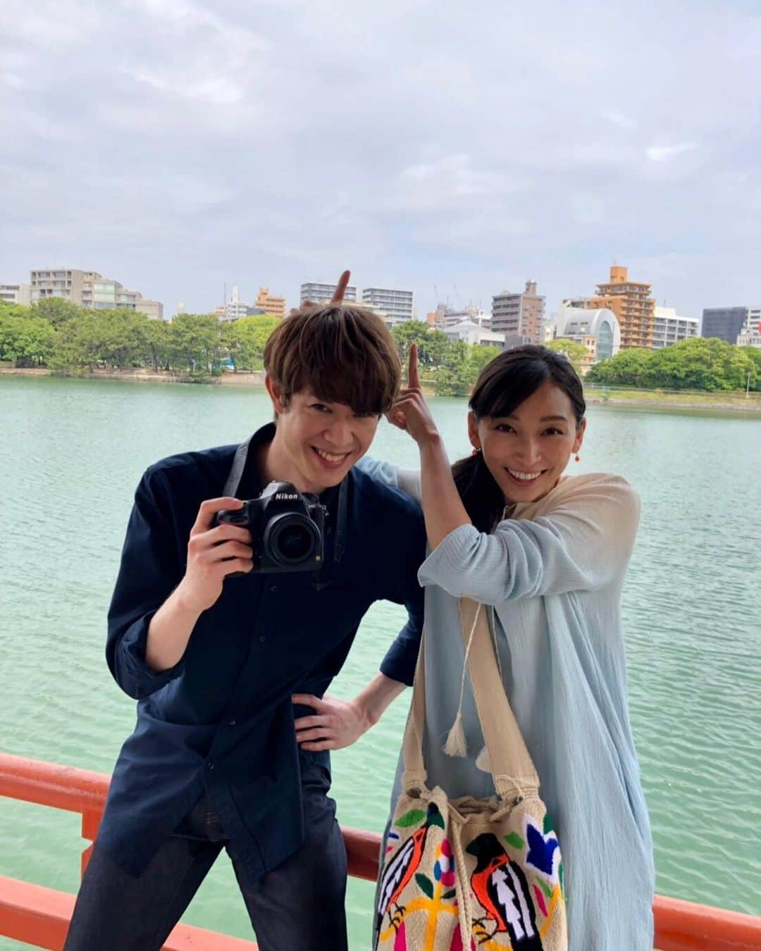 日本テレビ「偽装不倫」さんのインスタグラム写真 - (日本テレビ「偽装不倫」Instagram)「大濠公園の名所をめぐりながら、鐘子(#杏)と丈(#宮沢氷魚)のデートシーンの撮影は順調に進行✨‬ 役にちなんで恋人同士っぽいオフショットをお願いすると、突然、丈の頭の上にツノを作る鐘子さん(笑)。杏さんのかわいらしいイタズラに、思わず笑みがこぼれる宮沢さんなのでした😆 #福岡ロケ #大濠公園 #オフショット #偽装不倫 #東村アキコ #日テレ #水ドラ #YLAB #LINEマンガ #文藝春秋 【公式HP】 https://www.ntv.co.jp/gisouhurin/」6月13日 18時03分 - gisou_ntv