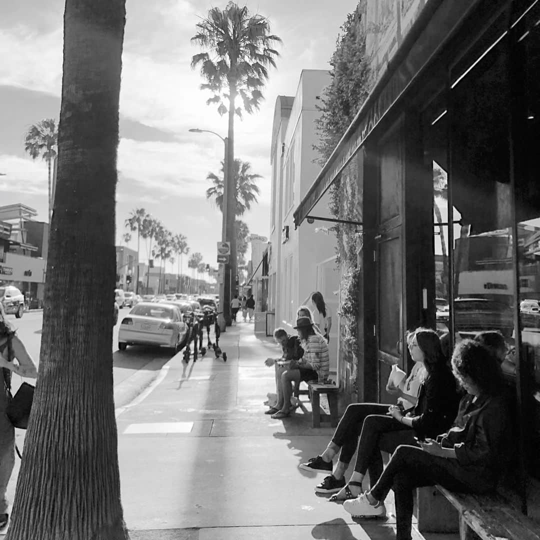 Hiroe Hiranoさんのインスタグラム写真 - (Hiroe HiranoInstagram)「週末。昼からテラスで乾杯してる🍻 陽気な人たちを垣間見ながら、 #サンタモニカ や #ベニス をお散歩。 . 何度見ても魅了されちゃう美しい LAのサンセットに心満たされて🌞✨ . 新しいこと道を歩いてみたり。 お気に入りスポットを探してみたり。 新しい発見がワクワクします。 私のGoogle MAPはすごいことになってます😂 . とにかく私たちは、歩く❗️ この日も5時間ほど。 ビーチから街まで歩いてたな🌴 うん、焼けた🌴 . いつでもビーチ歩けるように、 リュックにビーサンいれて😎 . VENICE は、おもしろいお店がおおい。 ちょっとクレイジーで、ロックな感じのテイストも沢山😎 . #hiroecali #california #cali #lifestyle #wellness #wellbeing #カリフォルニア #カリライフ #平野宏枝 #mornig #beachwalk #ビーチ #太陽と海が好き🌞 #mylife #sunset #サンセット #お久しぶりなセルフィー」6月13日 18時13分 - hiroe_hirano