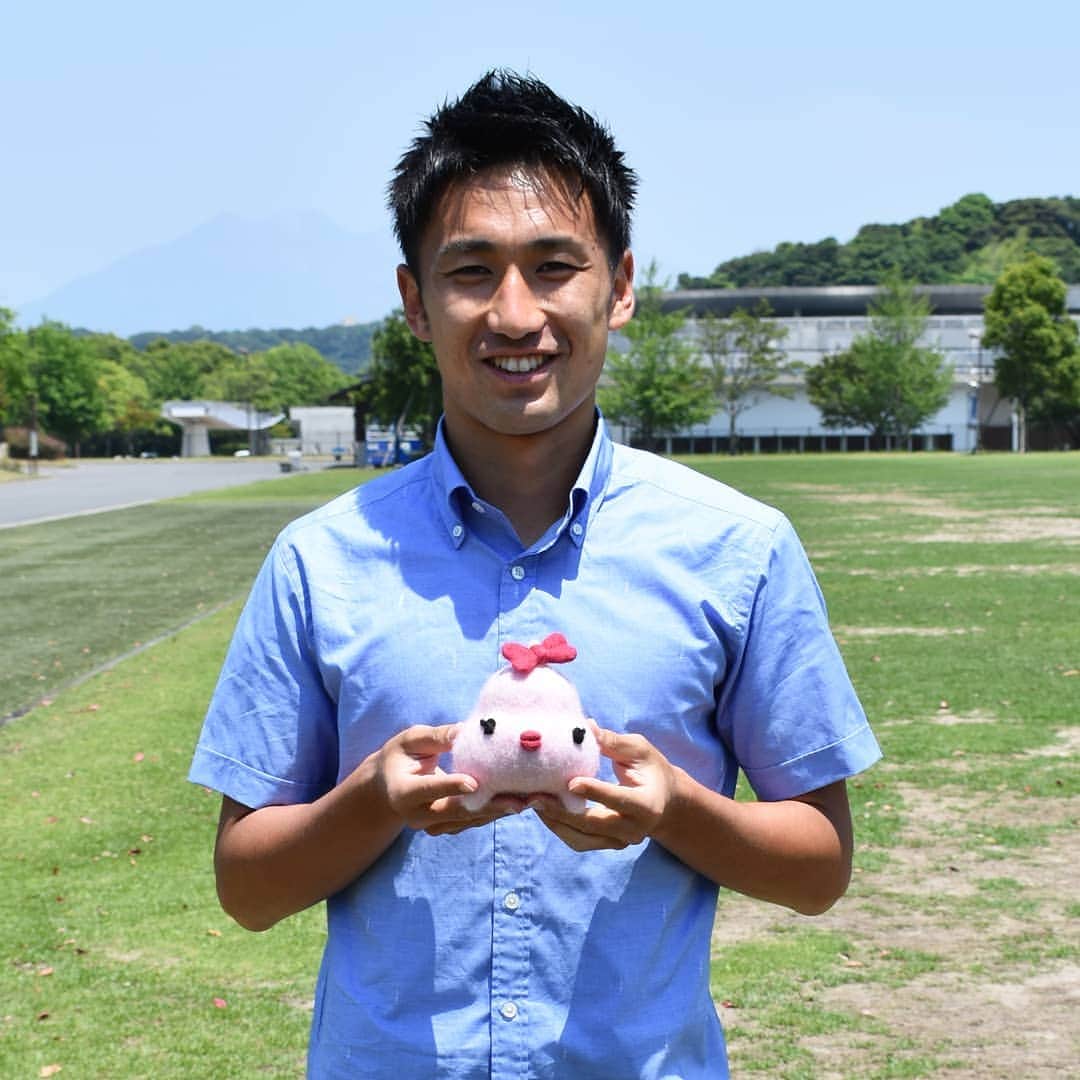 南日本新聞フェリアさんのインスタグラム写真 - (南日本新聞フェリアInstagram)「#よかにせイレブン #砂森和也 選手のオフショット📷✨#フェリア 最新号で砂森選手のプライベートに迫りましたわ✍🏼ぜひご覧になって♪HPでは、よかにせイレブンへの応援コメント募集中！あなたのコメントお待ちしています🚩  #鹿児島ユナイテッドfc  #ふーちゃん #ぬい撮り #南日本新聞 #勝手に鹿児島大使  #instadaily #felia #kagoshima #soccer」6月13日 18時06分 - felia_insta