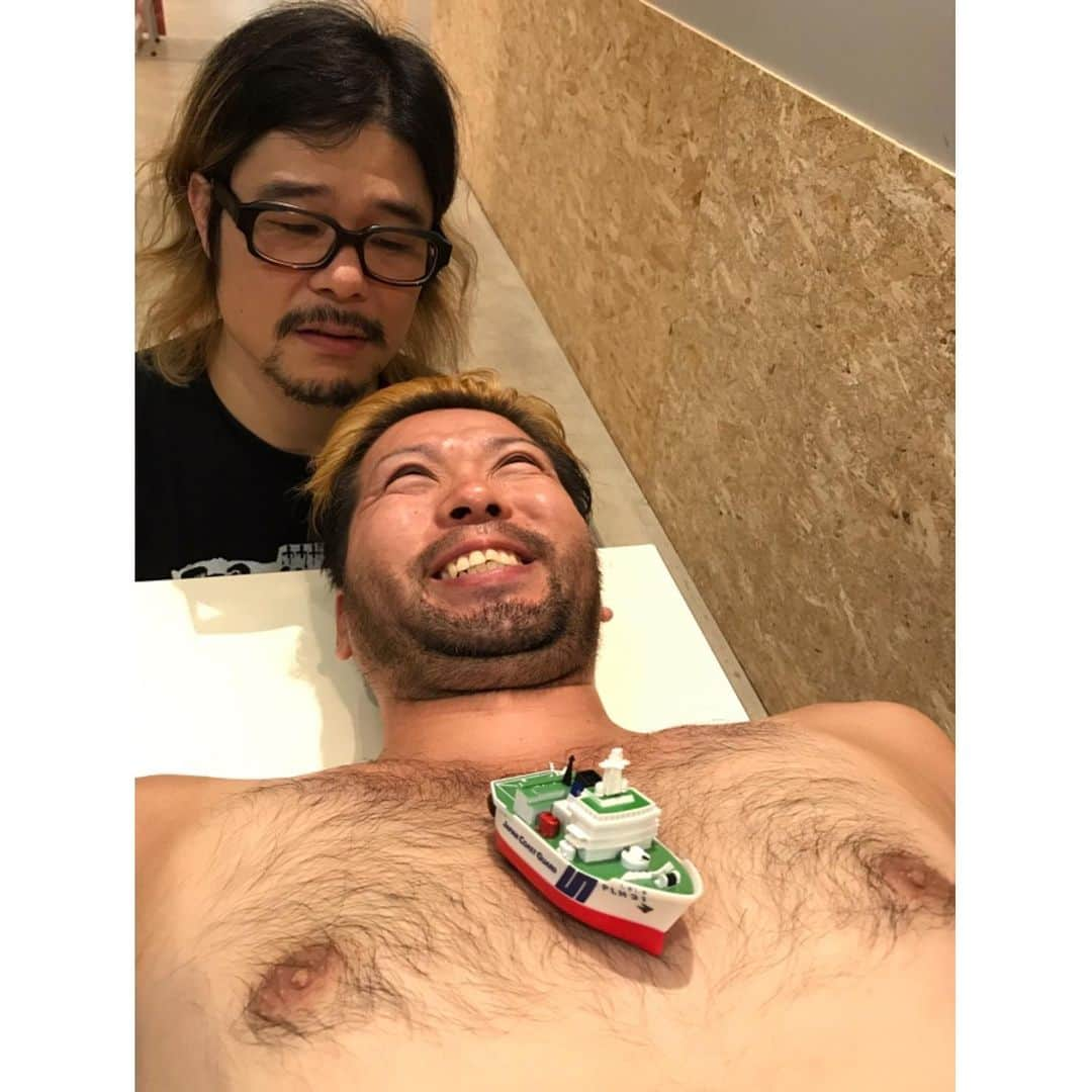 マキシマム ザ ホルモンさんのインスタグラム写真 - (マキシマム ザ ホルモンInstagram)「本日の対バンは4人組から心機一転、スリーピース編成になった堺の三匹のオッサン、GOOD4NOTHING。  気を使わない大阪のオッサン達と一緒で"大坂なおみ"ならぬ"大阪なごみ"。 SUNE(Dr.)のMUNEにFUNEを浮かべてヨーソロー。 いざ、腹ペコ達の興奮と熱狂が満潮を迎えるZepp Osaka Baysideの大海原へ！  うず潮みたいなSUNEの胸毛……大阪エグみ。  byダイスケはん  #マキシマムザホルモン #これからの麺カタコッテリのTOURをしよう #good4nothing #3人体制になったことでバント名の数字について問題提起 #forと4 #検討している様子を大阪チラみ」6月13日 18時07分 - mth_official_33cjl