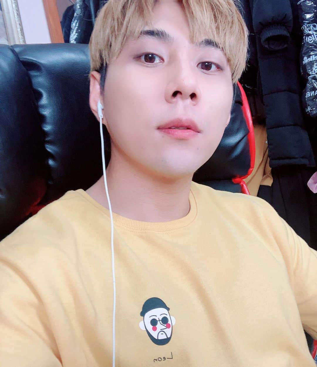 ジョンウク のインスタグラム：「방송 시작!!! 아프리카TV에 들어오셔서 "가수정욱" 을 검색하시고 즐겨찾기와 추천 많이 눌러주시면 감사하겠습니다^^ . . . . . . #서울#인천#홍대#도쿄#연남동#연트럴파크#인하대#데일리#가수정욱#정욱#그사람그대라서#뚫고싶어라#Heyyou#스트리밍#축가#축가문의#DM #촬영#태양#소원#힐링#아프리카티비#운동#아프리카TV」