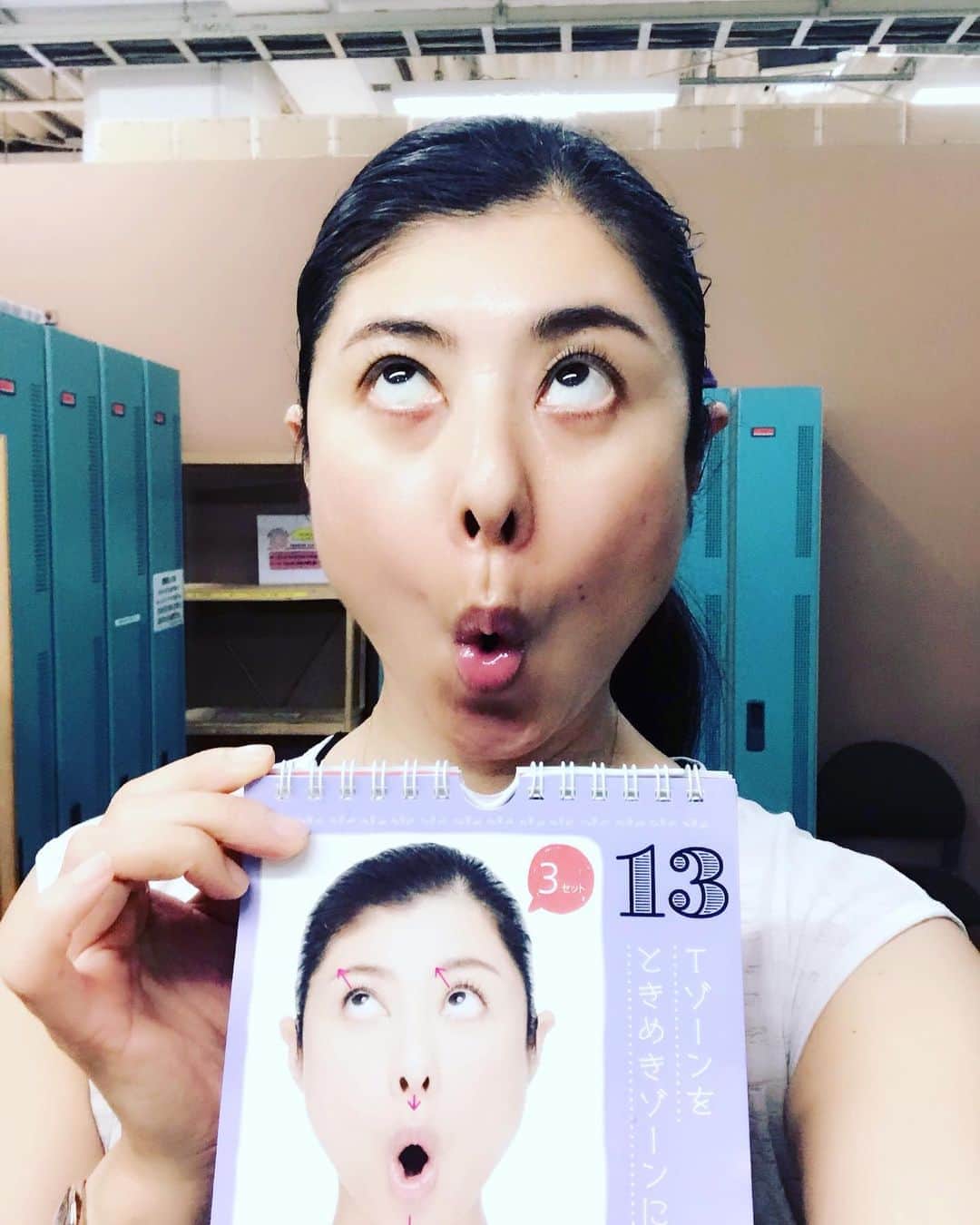 間々田佳子のインスタグラム：「まいにち顔ヨガ✨😆😊😘 #間々田佳子 #顔ヨガ #目の下のたるみむくみ #日めくりカレンダー #顔もストレッチで元気な肌へ」
