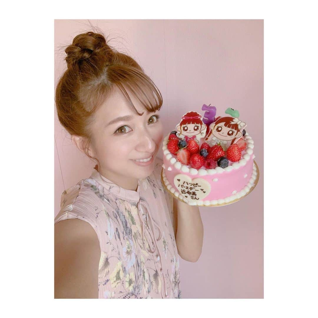 辻希美さんのインスタグラム写真 - (辻希美Instagram)「今日はYouTube撮影があり、YouTubeスタッフの皆さんが私のお誕生日のお祝いをしてくれました(´｡✪ω✪｡｀)💕💕✨ 👉swipeしてね❤️✨✨ #YouTube #辻ちゃんネル #スタッフさんがお祝いしてくれた #辻ちゃんネルキャラクター #可愛いケーキ #サプライズ #めっちゃ嬉しかった #32歳 #まだまだ頑張る #まだまだ色々挑戦したい #辻ちゃんネルこれからもよろしくお願いします #🌸🌸🌸」6月13日 18時15分 - tsujinozomi_official