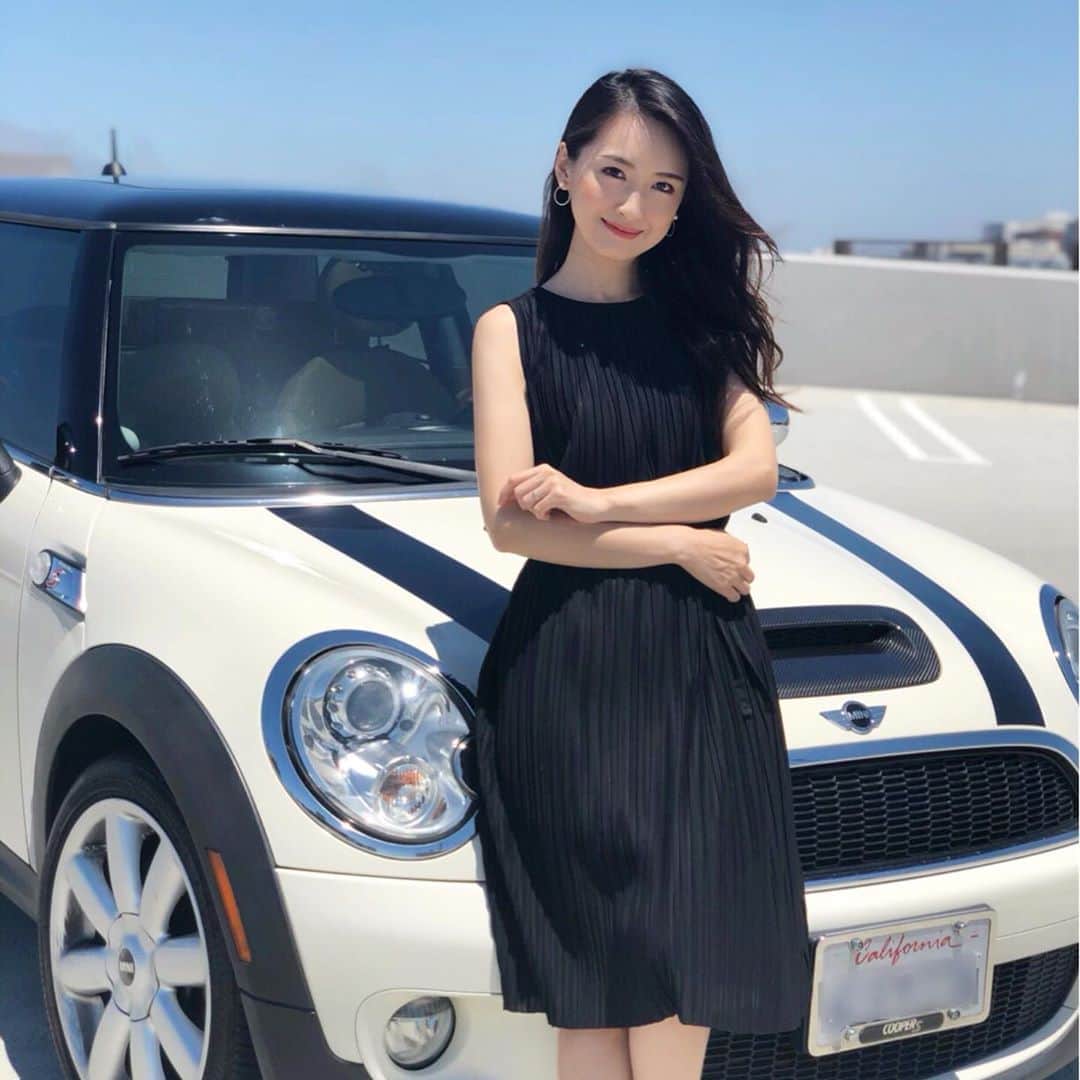 花岡維生のインスタグラム：「My beloved car 🚘❤️ 我が家のMINI子(ネーミングセンス０でごめんなさい🙏w)が、もうすぐお嫁にいきます😭w お別れ前に一緒に写真を撮りました😢💕 いろんな所に連れて行ってくれて、私のいつまでも上達しないバック駐車や縦列駐車の練習にも付き合ってくれて😂笑 ドライブも楽しかった♡ 本当にありがとう☺️❤️ 次のオーナーにも可愛がってもらえますように🙏💕 love ❤️ @mini  #mini #minicooper #minicoopers #favorite #愛車 #ミニ #アメリカ生活 #california #minilove #minilife #minigram #bmwmini #minifamily #minigirlsclub」