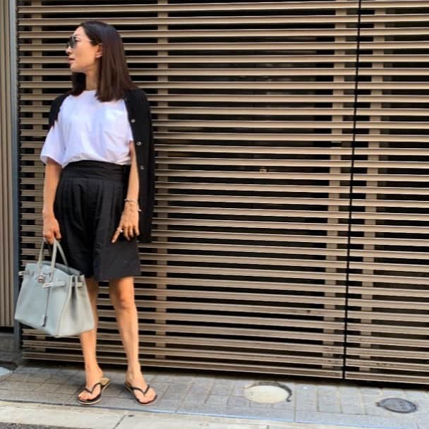 亀恭子のインスタグラム：「バミューダ丈のパンツ。 . . . Tシャツビーサンで挟みつつ… タウンなので モノトーンにレザーをプラス。 . . ジャケットと合わせて マニッシュにも着たいな。 . . today's… #fashion #ootd #kkstyle #tokyo #kamescloset #cutandsew #thenewhouse #cardigan &#pants #madisonblue #bag #hermes #shoes #thirdmagazine」