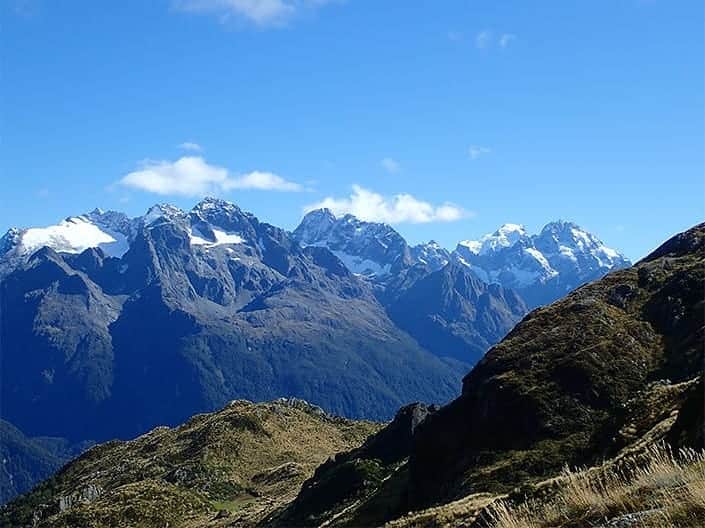 マウンテンハードウェア公式さんのインスタグラム写真 - (マウンテンハードウェア公式Instagram)「憧れのニュージーランドのトレッキング旅のレポートをお届けした、マウンテンハードウェアサポートの登山ガイド 藤巻なつ実さんが再びニュージーランドに！  今回も3回に渡ってニュージーランドのロングトレイルの模様をお届けします。  詳細は @mountainhardwear.jp プロフィールより！  @natsumi.73  #登山 #トレッキング」6月13日 18時18分 - mountainhardwear.jp