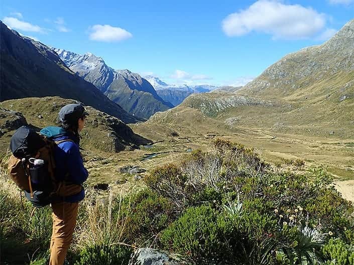 マウンテンハードウェア公式さんのインスタグラム写真 - (マウンテンハードウェア公式Instagram)「憧れのニュージーランドのトレッキング旅のレポートをお届けした、マウンテンハードウェアサポートの登山ガイド 藤巻なつ実さんが再びニュージーランドに！  今回も3回に渡ってニュージーランドのロングトレイルの模様をお届けします。  詳細は @mountainhardwear.jp プロフィールより！  @natsumi.73  #登山 #トレッキング」6月13日 18時18分 - mountainhardwear.jp