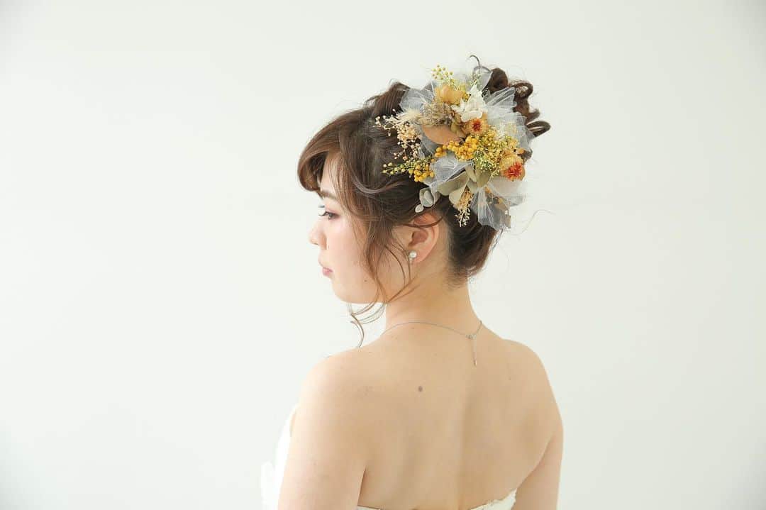 のインスタグラム：「: : STUDIOSUNS x SUNSHOUSE :  Styling. : : Hair&Makeup:中井香菜美(Kanami Nakai) @kanaminakai.hm.studiosuns : ： : #d_weddingphoto  #結婚写真 #前撮り #後撮り #ウェディングドレス #ウェディングフォト #フォトウェディング #結婚式準備 #コーディネート #プレ花嫁 #花嫁ヘア #日本中のプレ花嫁さんと繋がりたい  #weddingphotographer #hairstyles  #cherish_photo_days #沖縄 #沖縄旅行 #沖縄挙式 #沖縄前撮り #沖縄ウェディング #スタジオサンズ #STUDIOSUNS #SUNSHOUSE  #ビーチフォト #リゾートウェディング #ブライダルヘア #ブライダルヘアメイク #ヘアアレンジ」