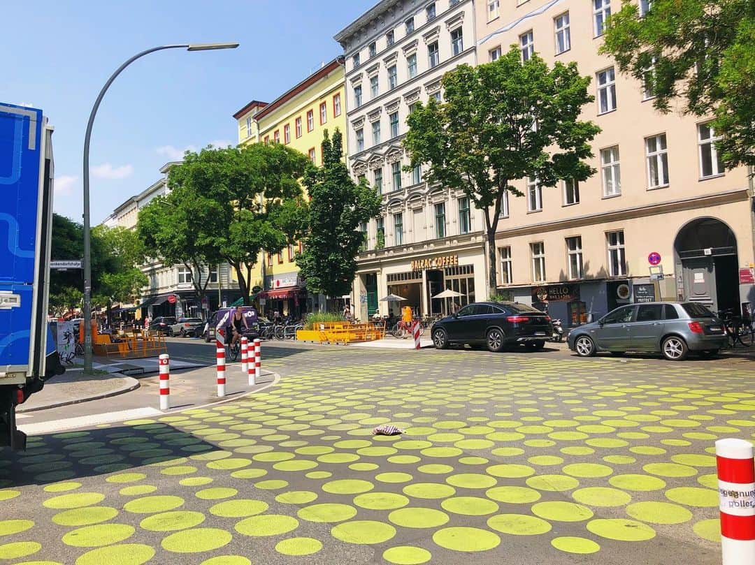 新倉瞳さんのインスタグラム写真 - (新倉瞳Instagram)「Polka dots  ベルリンの道路は鶯色の水玉模様。  なんでだろう？🤔 #berlin #street #polkadots」6月13日 18時21分 - hitominiikura