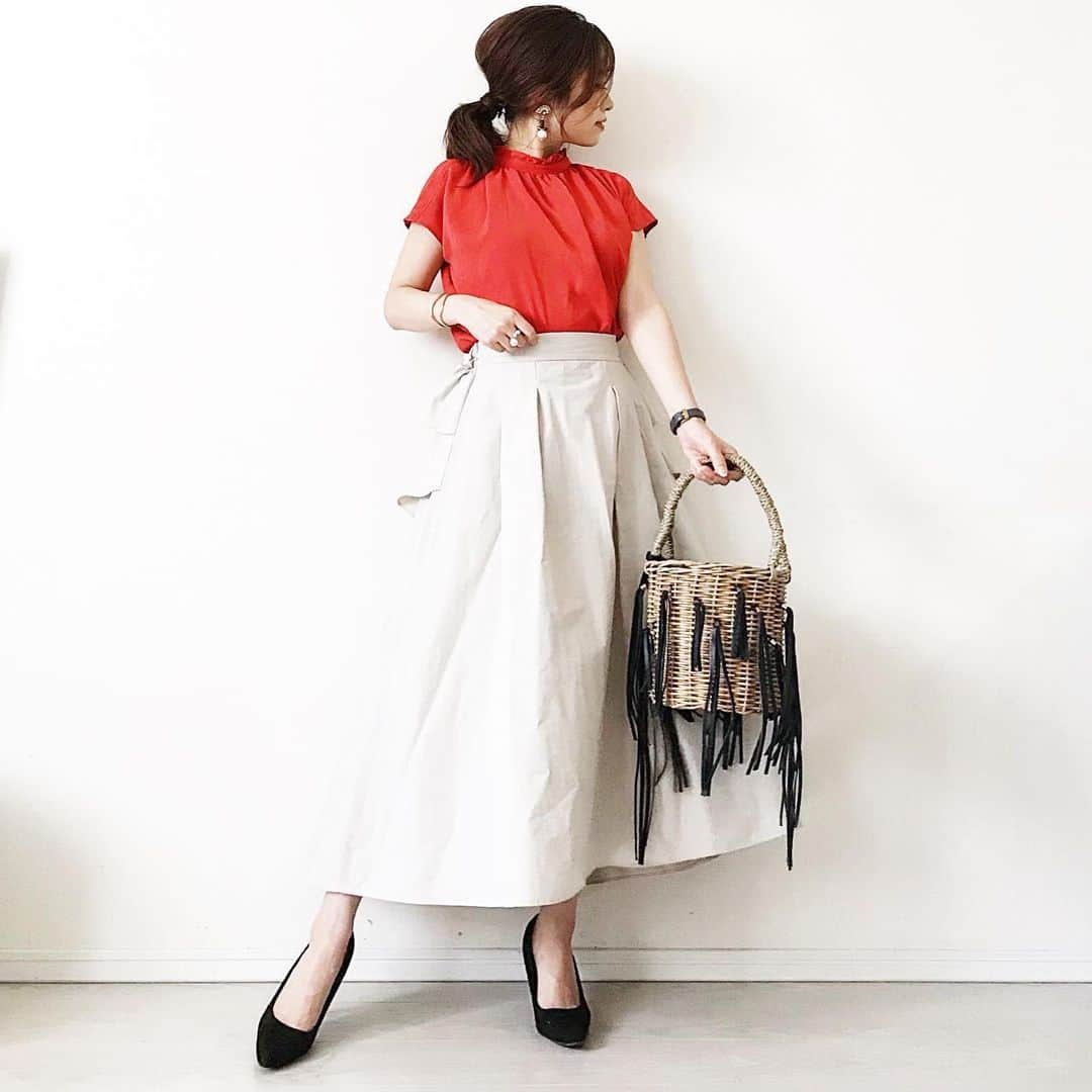 マナさんのインスタグラム写真 - (マナInstagram)「#今日のコーデ  blouse @feerichelu  skirt @sono_official  @spendard.com2014  pumps @zcraft_ladys  bag @ludlow_official . . .可愛いバックフリルのスカート✨ 後ろにポイントがあるお洋服好き💕 今日のorangered×beige のカラー合わせもお気に入り😚 . . .今日は気持ちの良いお天気でしたね☀︎ 昨夜は久しぶりに夜遊びをして、楽しかったんだけど今日は抜け殻😂w 年々体力無くなってる〜💦 . . . . . .#ソーノ #mamacode #mamafashion #ママコーデ #ママファッション #マナママコーデ #着回しコーデ #シンプルコーデ #おちびコーデ  #おちびの輪 #低身長コーデ #ootd #outfit #mamagirl #locari」6月13日 18時23分 - ma_anmi