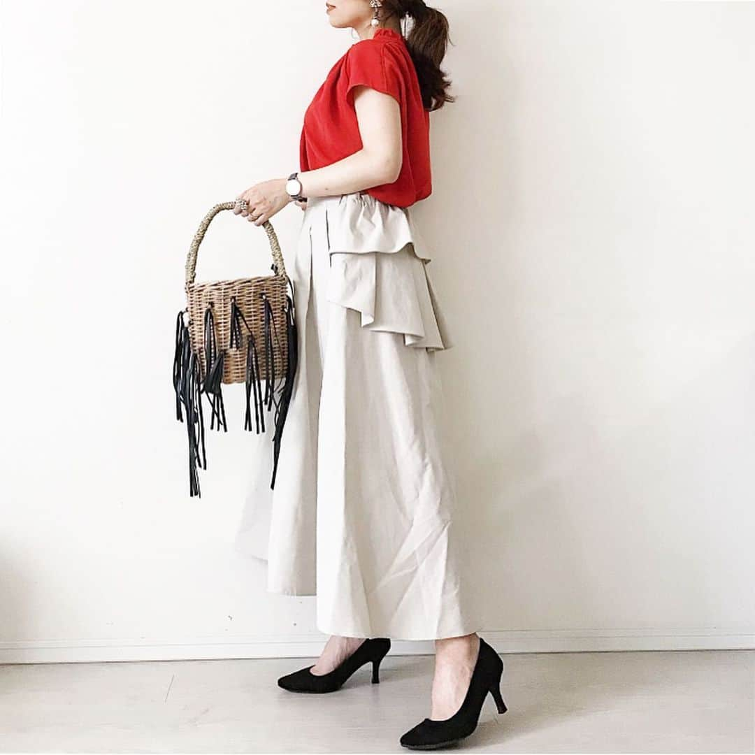 マナさんのインスタグラム写真 - (マナInstagram)「#今日のコーデ  blouse @feerichelu  skirt @sono_official  @spendard.com2014  pumps @zcraft_ladys  bag @ludlow_official . . .可愛いバックフリルのスカート✨ 後ろにポイントがあるお洋服好き💕 今日のorangered×beige のカラー合わせもお気に入り😚 . . .今日は気持ちの良いお天気でしたね☀︎ 昨夜は久しぶりに夜遊びをして、楽しかったんだけど今日は抜け殻😂w 年々体力無くなってる〜💦 . . . . . .#ソーノ #mamacode #mamafashion #ママコーデ #ママファッション #マナママコーデ #着回しコーデ #シンプルコーデ #おちびコーデ  #おちびの輪 #低身長コーデ #ootd #outfit #mamagirl #locari」6月13日 18時23分 - ma_anmi