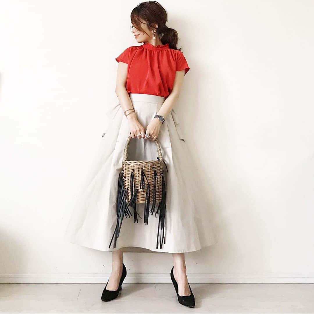 マナさんのインスタグラム写真 - (マナInstagram)「#今日のコーデ  blouse @feerichelu  skirt @sono_official  @spendard.com2014  pumps @zcraft_ladys  bag @ludlow_official . . .可愛いバックフリルのスカート✨ 後ろにポイントがあるお洋服好き💕 今日のorangered×beige のカラー合わせもお気に入り😚 . . .今日は気持ちの良いお天気でしたね☀︎ 昨夜は久しぶりに夜遊びをして、楽しかったんだけど今日は抜け殻😂w 年々体力無くなってる〜💦 . . . . . .#ソーノ #mamacode #mamafashion #ママコーデ #ママファッション #マナママコーデ #着回しコーデ #シンプルコーデ #おちびコーデ  #おちびの輪 #低身長コーデ #ootd #outfit #mamagirl #locari」6月13日 18時23分 - ma_anmi