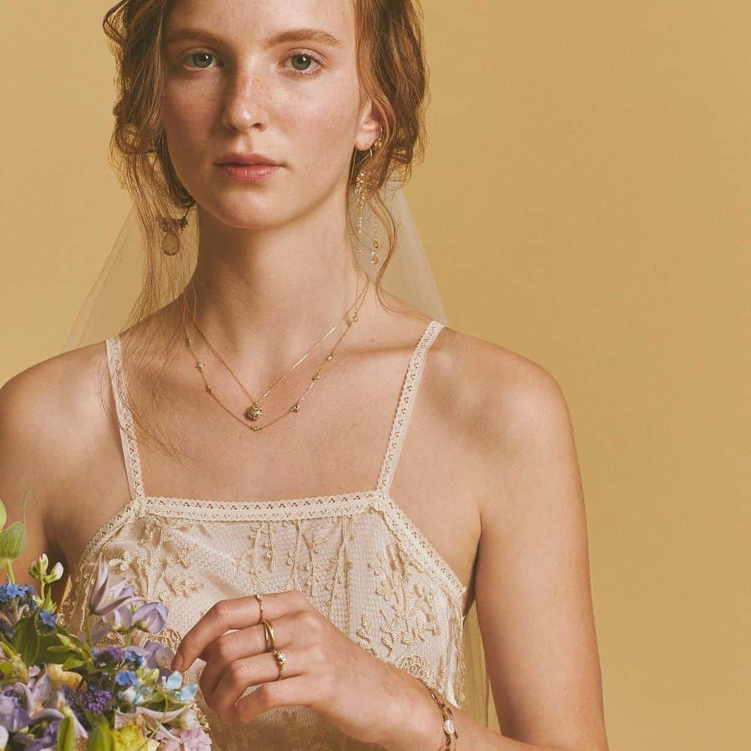 のインスタグラム：「【INFORMATION】 H.P.FRANCE BIJOUX ブライダルフェア開催  6月14日(金)よりH.P.FRANCE BIJOUX全店にて、ブリティッシュブライダルフェアを開催。イギリス発の3ブランド、Alex Monroe(アレックス・モンロー)・Corinne Hamak(コリーヌ・ハマック)・Sweet Pea(スイート ピー)より新作コレクションをご紹介します。 ． ■期間：6月14日(金)～6月30日(日) ※詳細は @hpfrancebijoux_bridal をご覧ください。  #hpfrancebijouxbridal #hpfrancbijoux #bridal #corinnehamak #alexmonroe #sweetpea #jewelry #engagementring #diamond #gold #ring #ブライダルフェア #bee #flower #hpfrance #アッシュペーフランス #howpeoplelive」