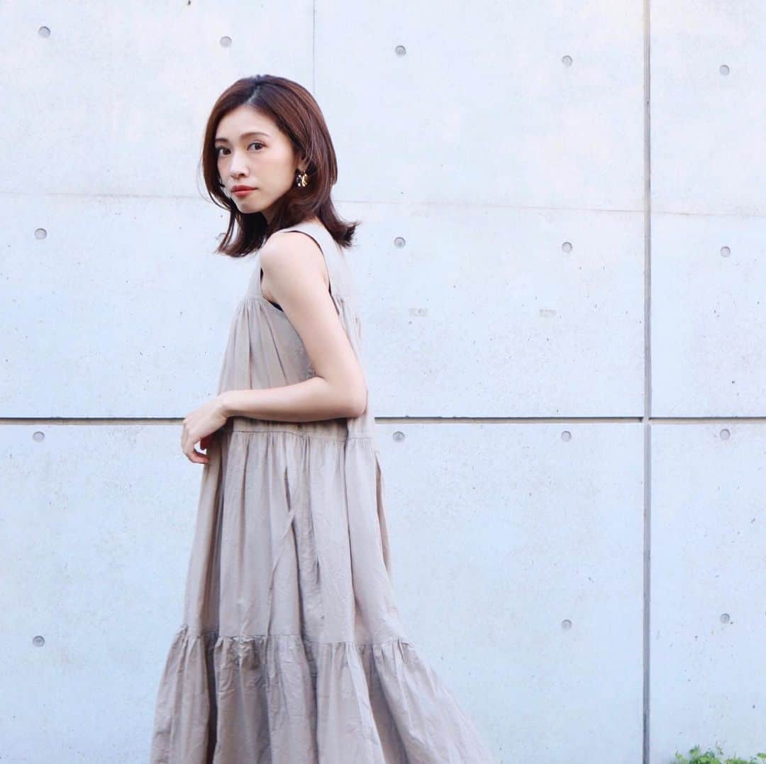 石黒美帆さんのインスタグラム写真 - (石黒美帆Instagram)「* * #今日のコーデ dress&sandal#titivate bag#kotty * @titivatejp のワンピはティアードが可愛いです。色味もすごく好き❣️ 振り返った時のひらっと具合を撮りたかったんですが難しかったです…😂 こういうラクなスタイルが1番落ち着く☺️ * * #fashion#fashionstyle#fashiongram#instafashion#outfit#ootd#titivatestyle#kottybag#シンプルコーデ#大人カジュアル#ティアードワンピース#ティティベイト#夏コーデ」6月13日 18時32分 - miho_ishiguro