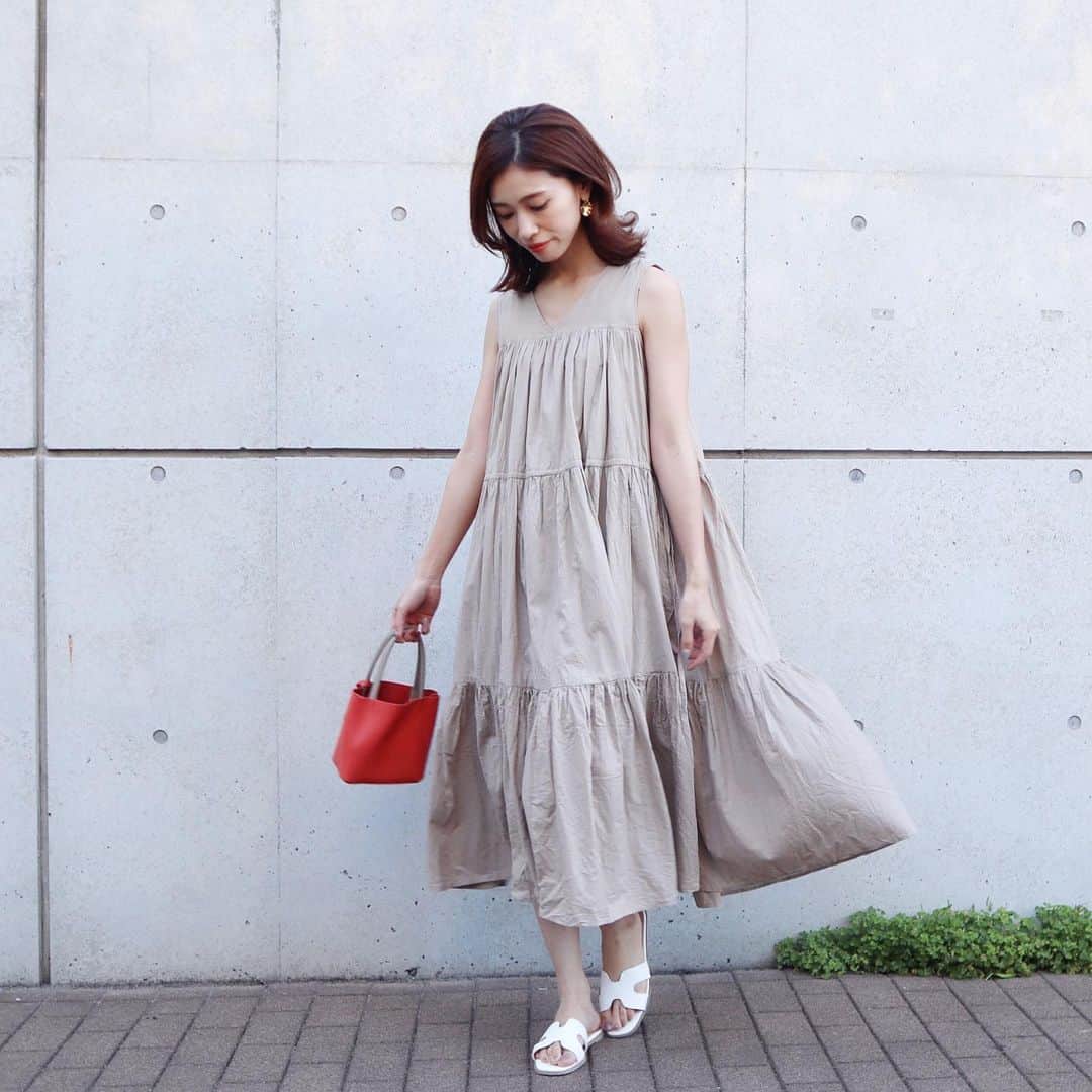 石黒美帆さんのインスタグラム写真 - (石黒美帆Instagram)「* * #今日のコーデ dress&sandal#titivate bag#kotty * @titivatejp のワンピはティアードが可愛いです。色味もすごく好き❣️ 振り返った時のひらっと具合を撮りたかったんですが難しかったです…😂 こういうラクなスタイルが1番落ち着く☺️ * * #fashion#fashionstyle#fashiongram#instafashion#outfit#ootd#titivatestyle#kottybag#シンプルコーデ#大人カジュアル#ティアードワンピース#ティティベイト#夏コーデ」6月13日 18時32分 - miho_ishiguro