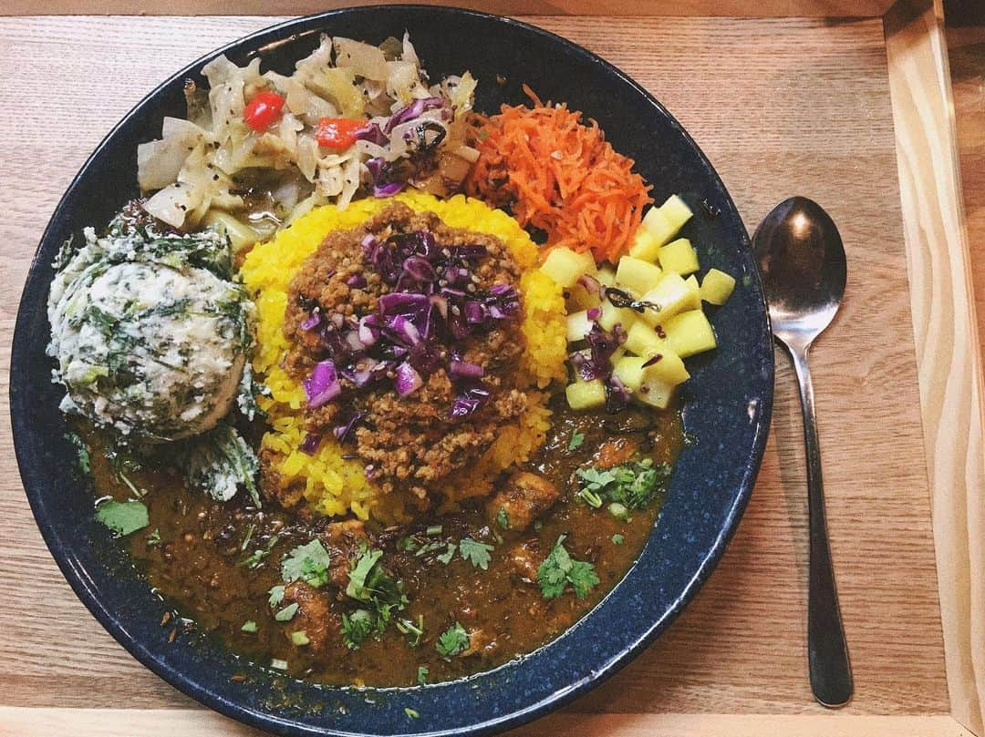 秦まり子さんのインスタグラム写真 - (秦まり子Instagram)「初めての青藍🍛チキンとポークキーマ二種、春菊のポテトサラダつけて。 やっぱり美味しい♡スパイス効きながらも、優しいお味！ 大根マスタード、クミン香るキャロットラペ、キャベツのアンチョビ炒めなどなど…まわりの野菜も賑やか🥕 カレーのおかげで、パクチーに最近ポジティブな気持ちを抱いてます🌿カレーにパクチーってすごく合う。 お店オリジナルのバニラ味のラッシーも美味しかった♡  #カレー#カレーライス#スパイスカレー#カレー部#カレー好き#curry#高円寺#青藍#懐メロかかる店内」6月13日 18時29分 - marikohata_