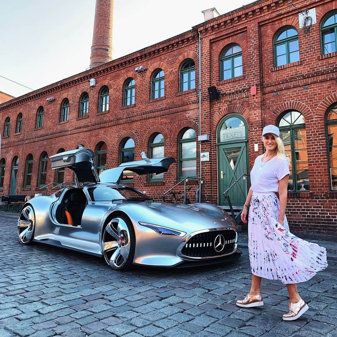 メルセデス・ベンツさんのインスタグラム写真 - (メルセデス・ベンツInstagram)「Meeting @supercarblondie and one can hardly hide the excitement! 💘 . #MercedesBenz #MercedesAMG #🌟 #AMG #JusticeLeagueVisionGT #ConceptCar #mbfanphoto #automotivedesign #Batman #Supercarblondie #mbcar @gorden.wagener」6月13日 18時30分 - mercedesbenz