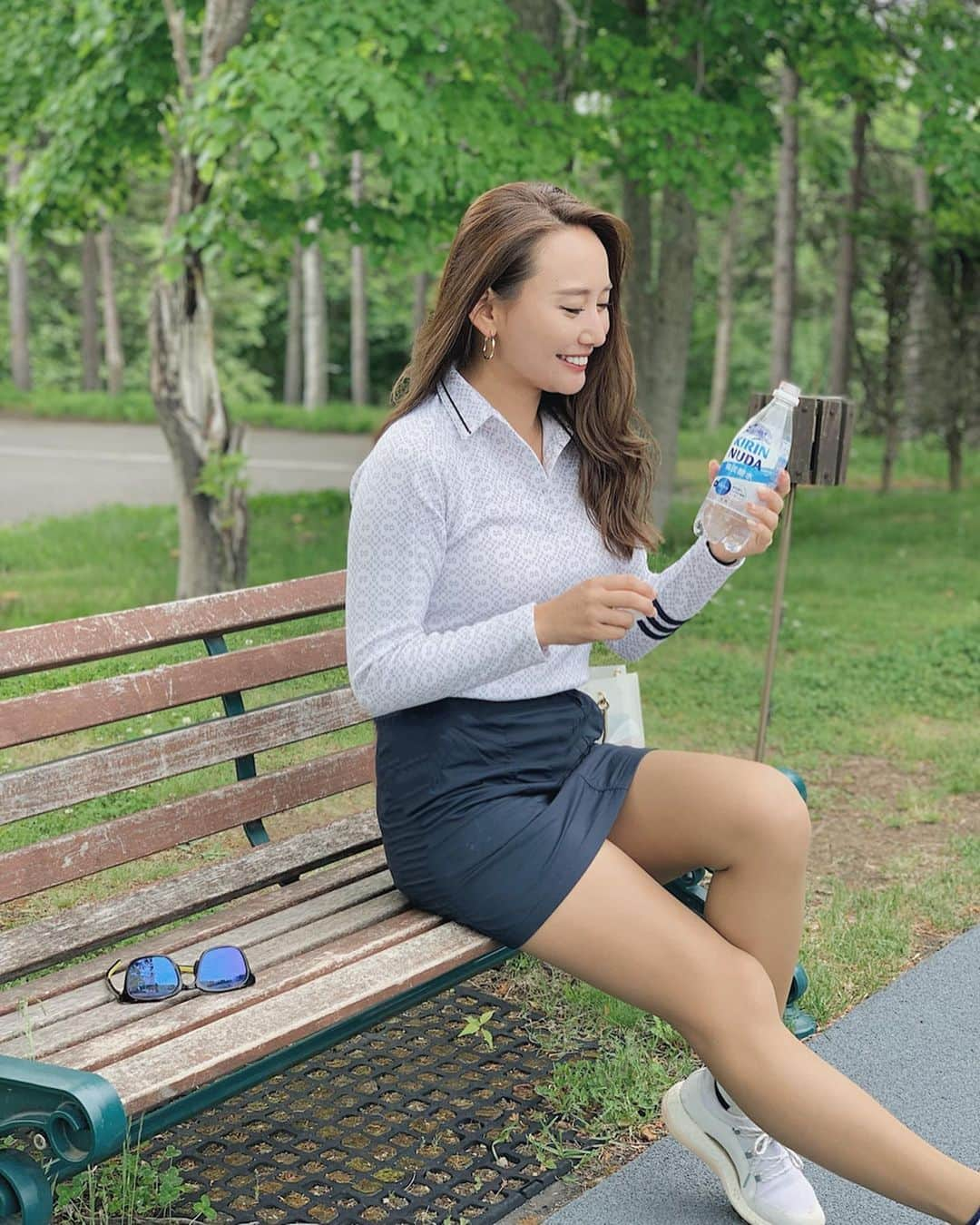 李 雨瀟さんのインスタグラム写真 - (李 雨瀟Instagram)「アプローチ練習は大事だね✨ 今まで朝練はドライバーと7番くらいしかしなかった私ですが最近P.Aや52.58度を練習し始めたおかげで、47.45で回れるように☺️💕 100切りではなくコンスタントに95切りを目指していきたいです😊 . 練習しすぎて肌寒かったのに汗だくに💦 そんな時にシュワっとぐびぐび飲んでるKIRIN NUDA。 強炭酸の刺激で爽快な気持ちになれるんだーっ!! 最近は朝とお昼はあまり食べずに回る方が体も心も好調なの🤣 なので毎日飲んでます♩笑 ミネラルたっぷりなのでスポーツ後にぴったり！！ これからの季節は水分もしっかり摂らないと倒れちゃうので…🤦‍♀️箱買いしそうな予感。 . 今、キリンビバレッジ公式Twitterをフォローして 投稿された対象の投稿をリツイートすると、商品を1ケースもらえるキャンペーンもやってるのでぜひチェックしてみてねっ♡ . . #yuxiao_golf #golf #golflover #sports #workout #golffashion #adidas #adidasgolf  #KIRINNUDA  #補給する炭酸水 #運動後に炭酸水  #pr #ゴルフ女子 #ゴルフ #ゴルフ好き  #ゴルフバカ #練習大事 #ランニング #ワークアウト」6月13日 18時43分 - yuisho_ri