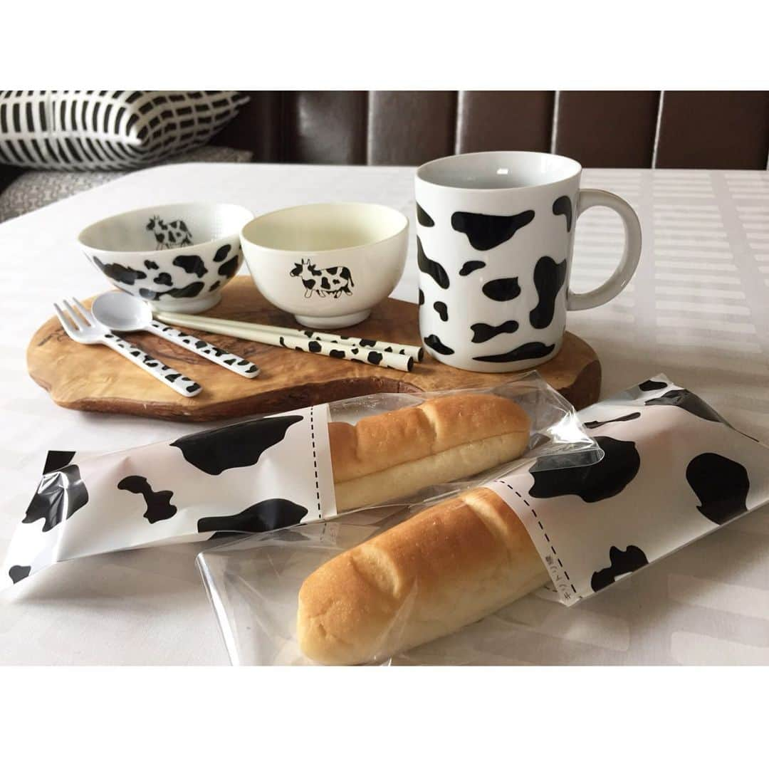 4yuuu!さんのインスタグラム写真 - (4yuuu!Instagram)「. 『牛柄🐄』オンリーの食事タイム🍽💕 . 牛乳🍼嫌い💦の子でも、 これなら好き嫌い言わずに食べてくれるのでは...😻💡 . @een._.enn . #4yuuu #牛乳 #ミルク #好き嫌い #テーブルコーディネート #コッペパン #ミルクパン #牛柄 #うし柄 #ウシ #食卓 #子供のいる暮らし #こどものいる暮らし #毎日の食卓 #食事タイム #ご飯タイム #ごはん日記 #ごはんきろく #キッチングッズ #マグカップ #器好き #器のある暮らし #子供が喜ぶごはん」6月13日 18時45分 - 4yuuu_com